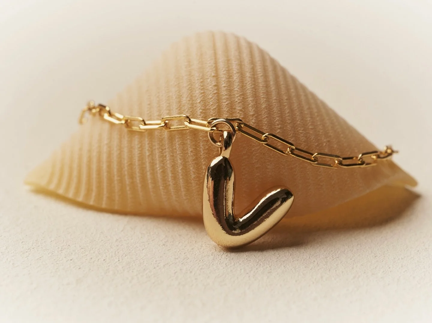 V wie 𝑉𝐴𝑅𝐷𝐴 oder V wie&hellip;? Verleih deinem Look eine pers&ouml;nliche Note 🤍

Entdecke unsere neue Kollektion 𝐿𝑎 𝐷𝑜𝑙𝑐𝑒 𝑉𝐴𝑅𝐷𝐴 auf www.vardajewelry.com🤍

#varda #ladolcevarda #finejewelry