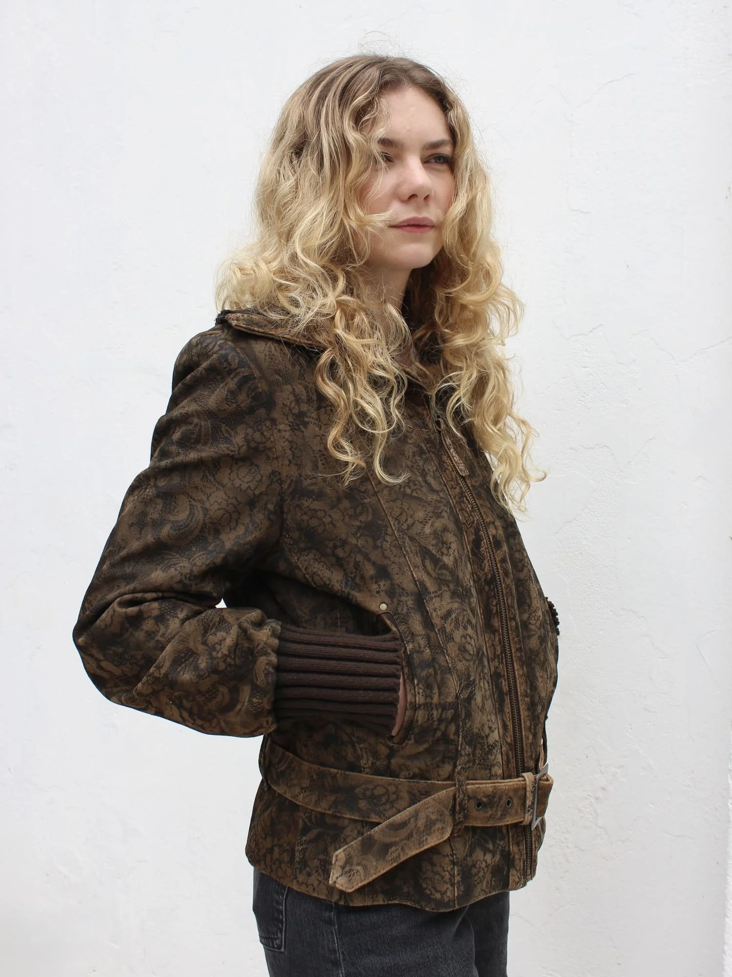 ANADELRIO-Velo-Jacket-V-OU-07-Leather-Print-BrownBlack-Model-Side.jpg
