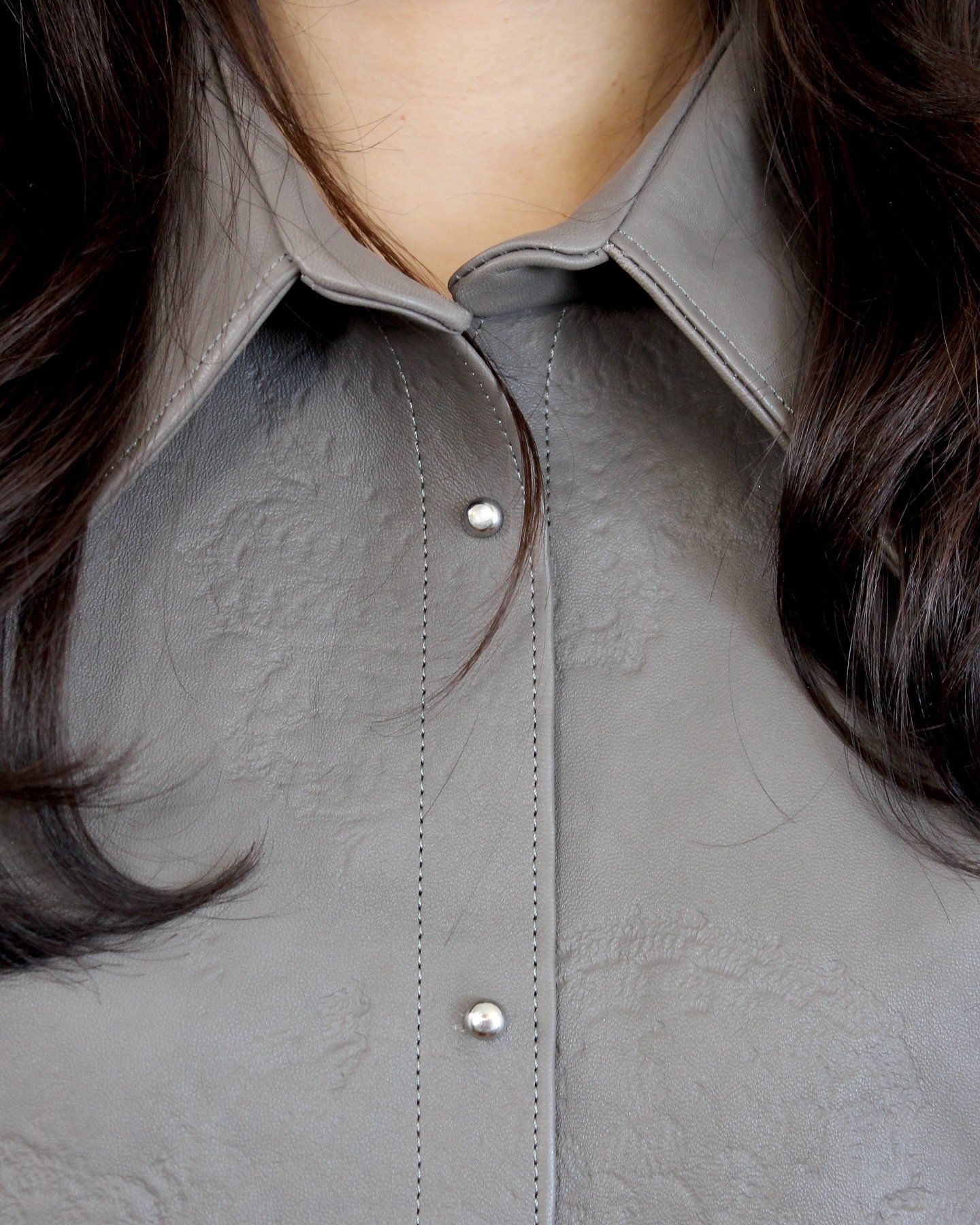 Discover the details | Custom shirt of bespoke fit in exquisite grey lamb nappa leather, boasting a refined embossed pattern | Built on the beloved silhouette of our original El Domingo shirt.⁣
⁣
#ANADELRIO #ALeatherRevolution