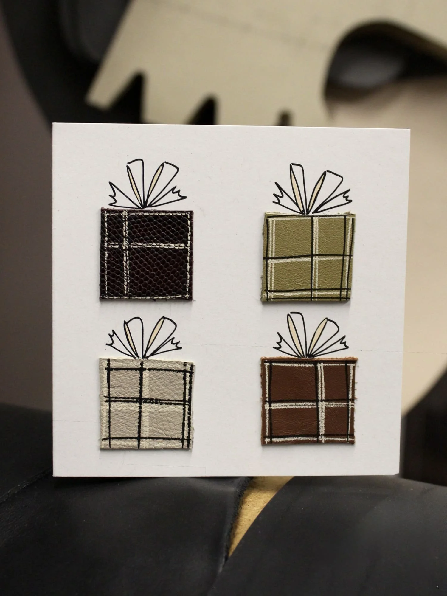 ANADELRIO-Fragmentos-Sorpresa-Leather-3D-Greeting-Card-Handmade-Handrawn-Unique-Birthday-Celebration-Presents-Bows-4.jpg