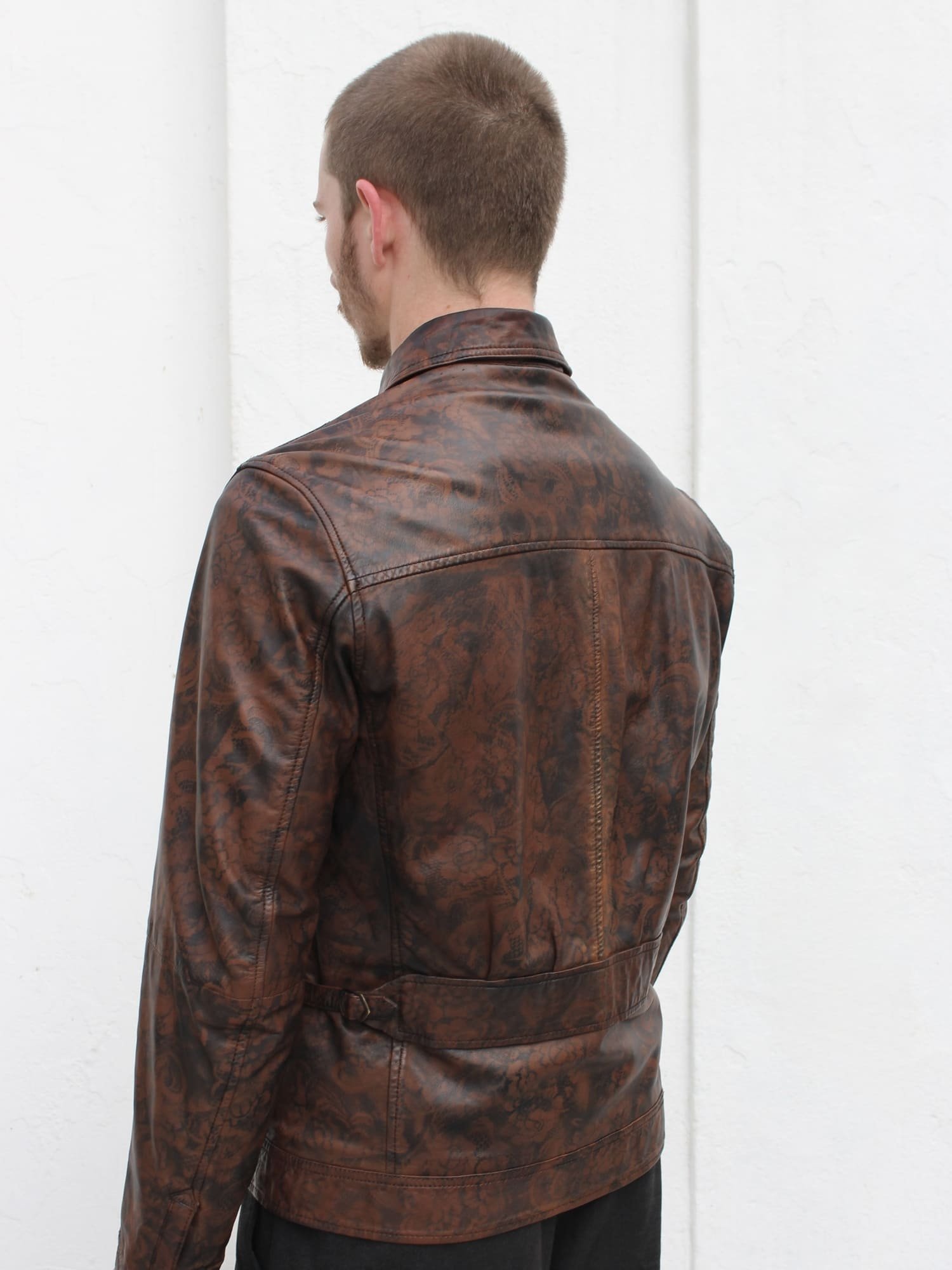 ANADELRIO-Velo-Jacket-V-OU-04-Leather-Print-BrownBlack-Model-Back.jpg