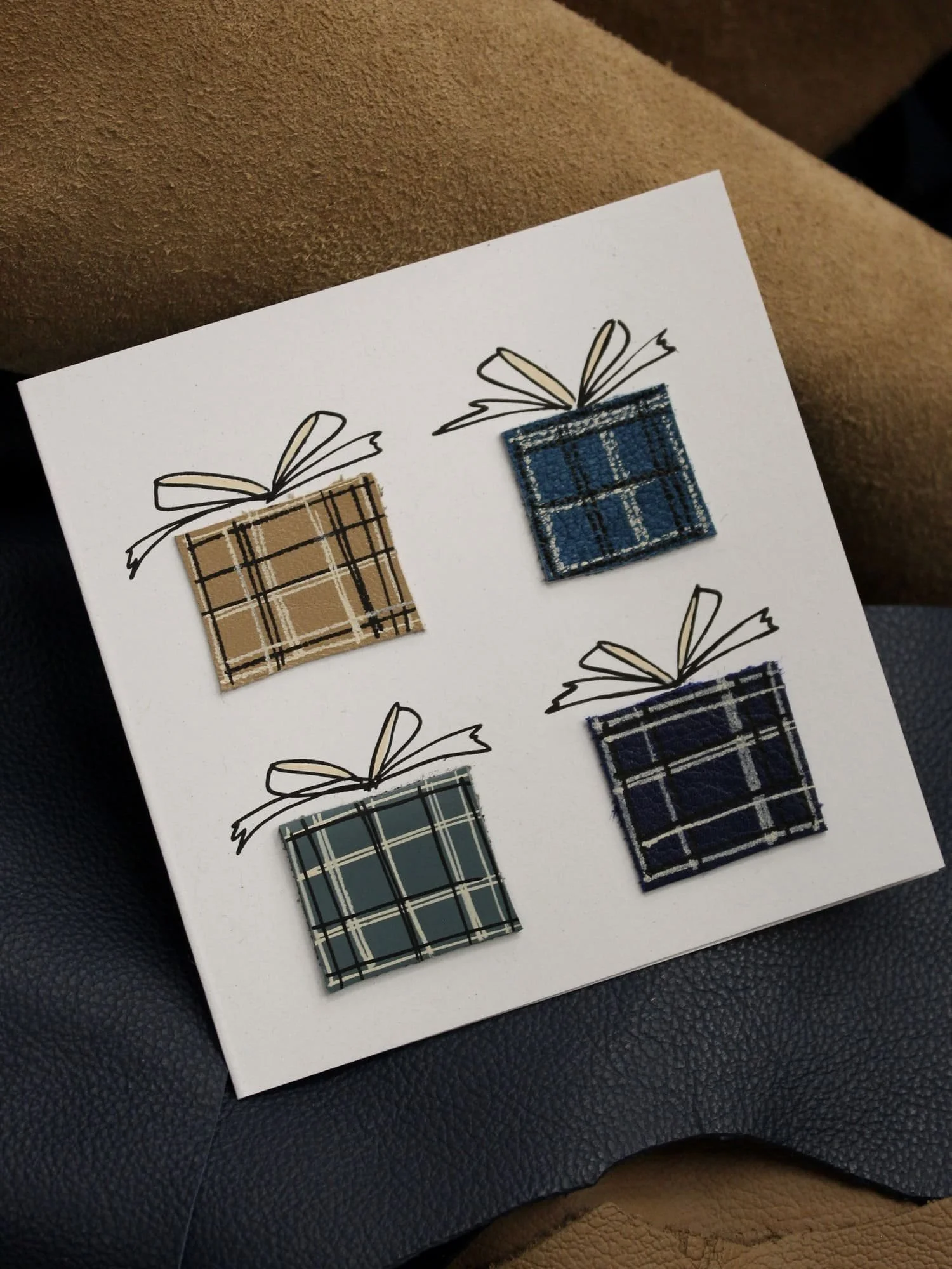 ANADELRIO-Fragmentos-Sorpresa-Leather-3D-Greeting-Card-Handmade-Handrawn-Unique-Birthday-Celebration-Presents-Bows-2.jpg