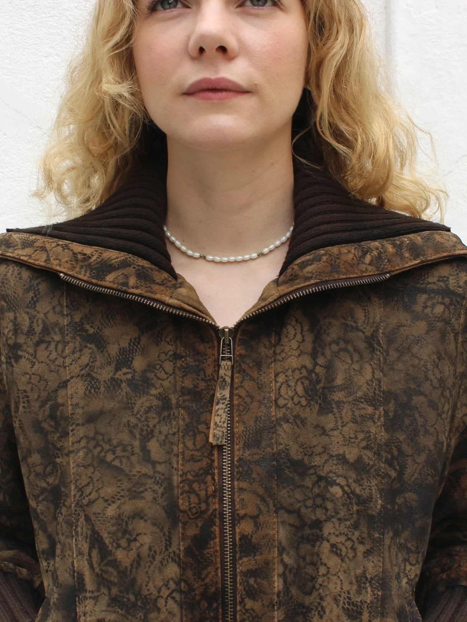 ANADELRIO-Velo-Jacket-V-OU-07-Leather-Print-BrownBlack-Model-Front-Close-up.jpg
