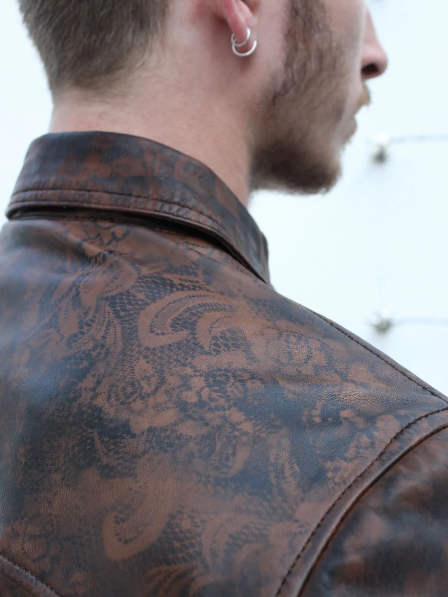 ANADELRIO-Velo-Jacket-V-OU-04-Leather-Print-BrownBlack-Model-Close-up.jpg