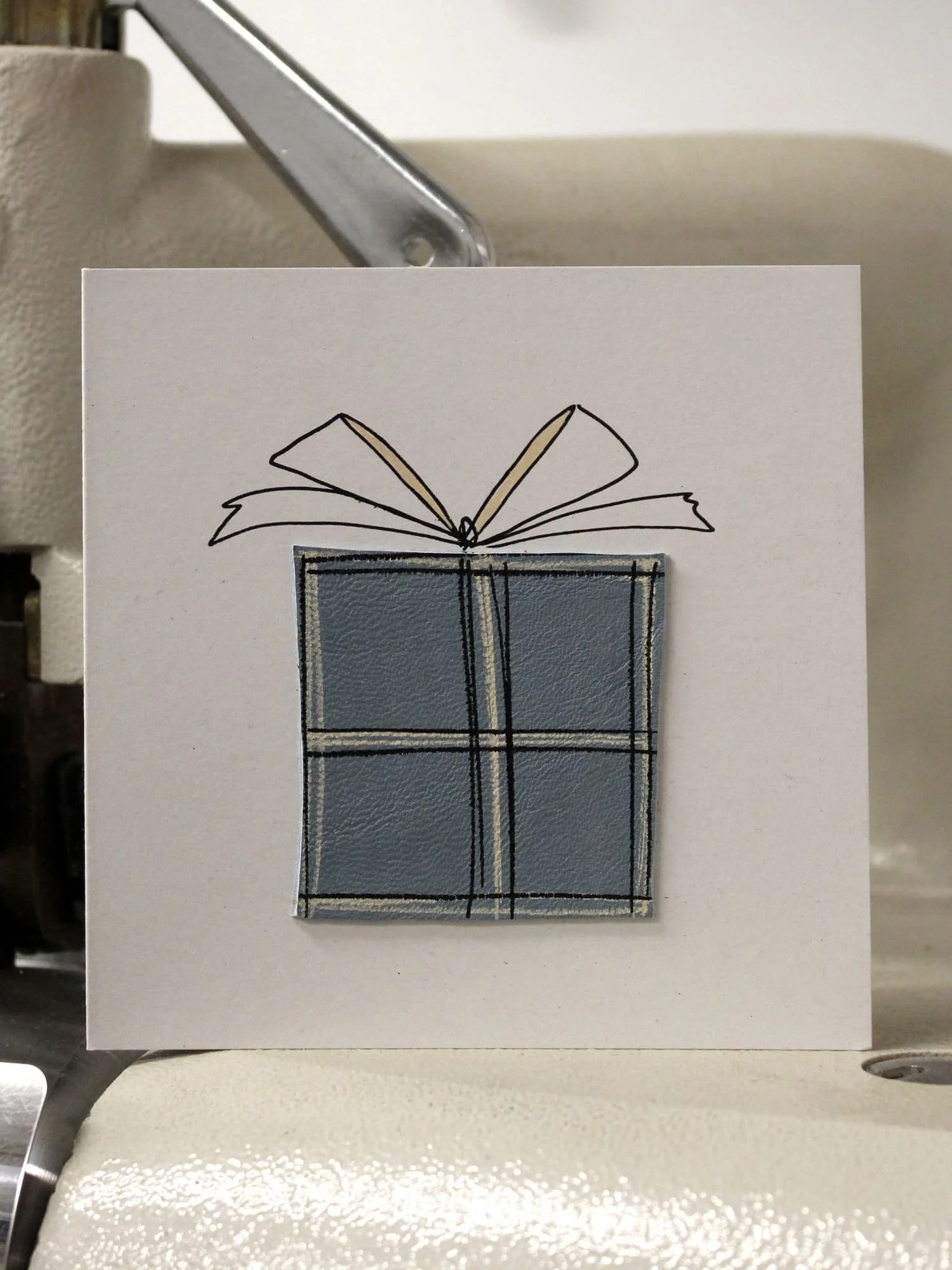ANADELRIO-Fragmentos-Regalo-Leather-3D-Greeting-Card-Handmade-Handrawn-Unique-Birthday-Celebration-Large-Present-Bow-6.jpg