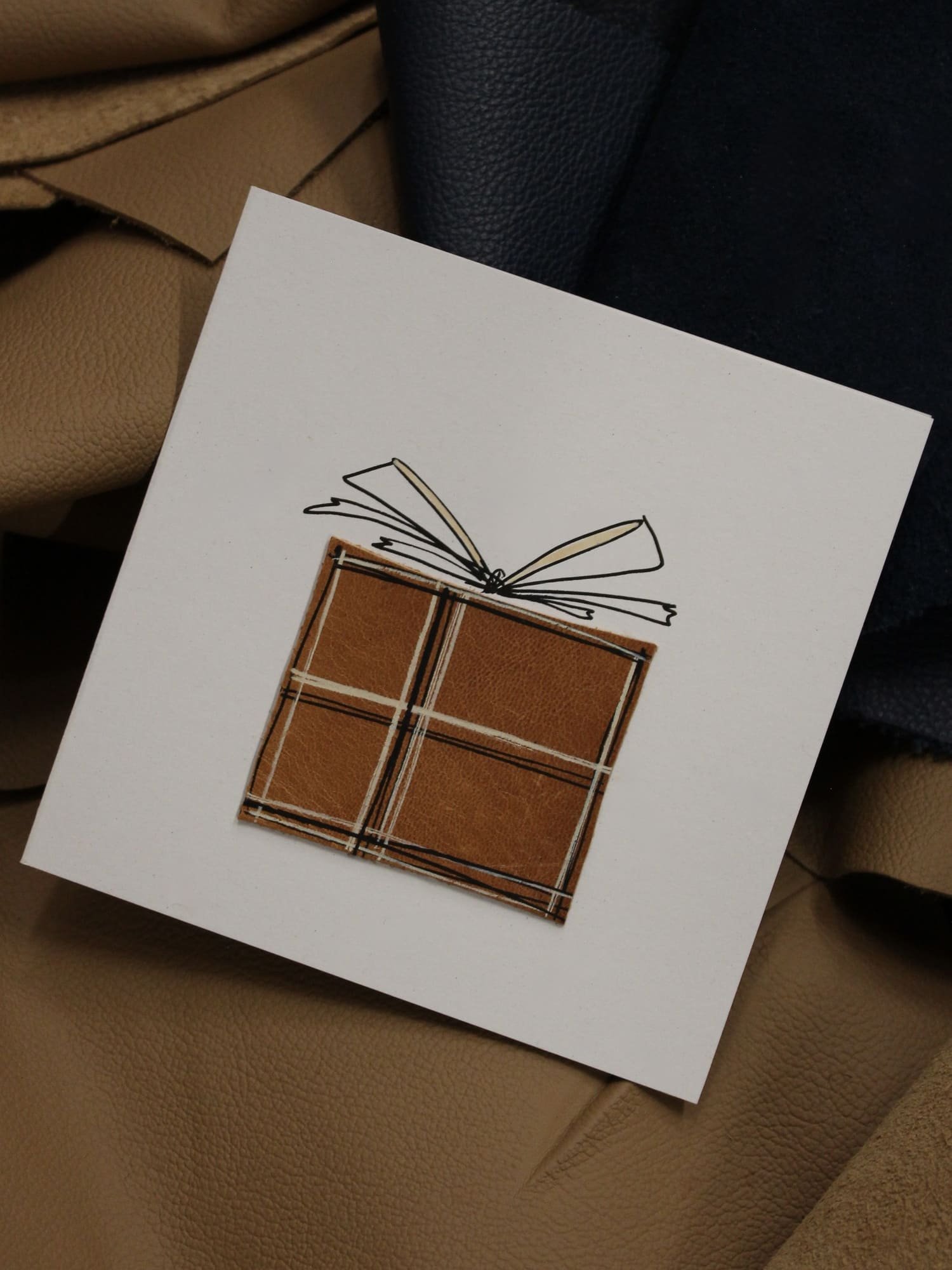 ANADELRIO-Fragmentos-Regalo-Leather-3D-Greeting-Card-Handmade-Handrawn-Unique-Birthday-Celebration-Large-Present-Bow-1.jpg