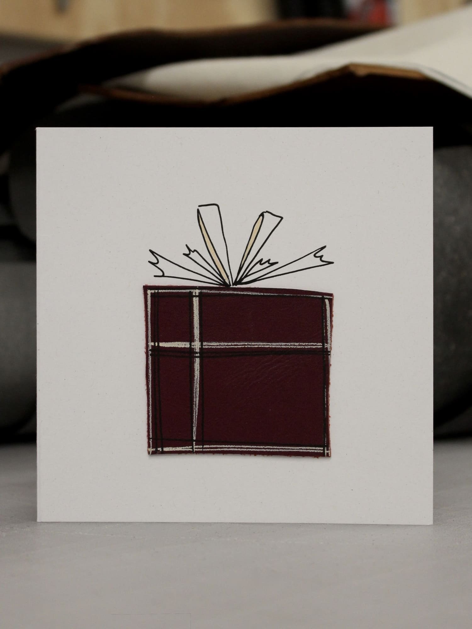 ANADELRIO-Fragmentos-Regalo-Leather-3D-Greeting-Card-Handmade-Handrawn-Unique-Birthday-Celebration-Large-Present-Bow-2.jpg