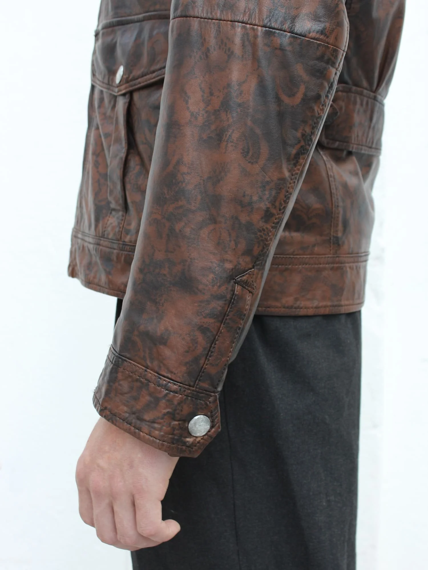 ANADELRIO-Velo-Jacket-V-OU-04-Leather-Print-BrownBlack-Model-Close-up-Sleeve.jpg