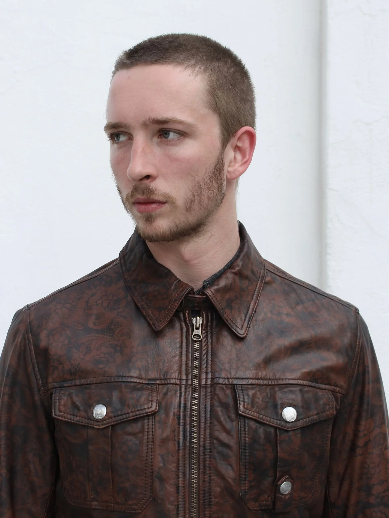 ANADELRIO-Velo-Jacket-V-OU-04-Leather-Print-BrownBlack-Model-Front-Close-up.jpg
