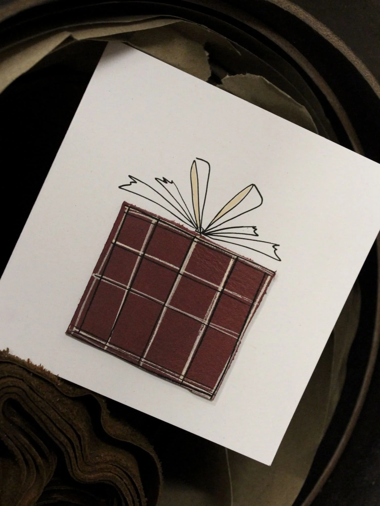 ANADELRIO-Fragmentos-Regalo-Leather-3D-Greeting-Card-Handmade-Handrawn-Unique-Birthday-Celebration-Large-Present-Bow-4.jpg