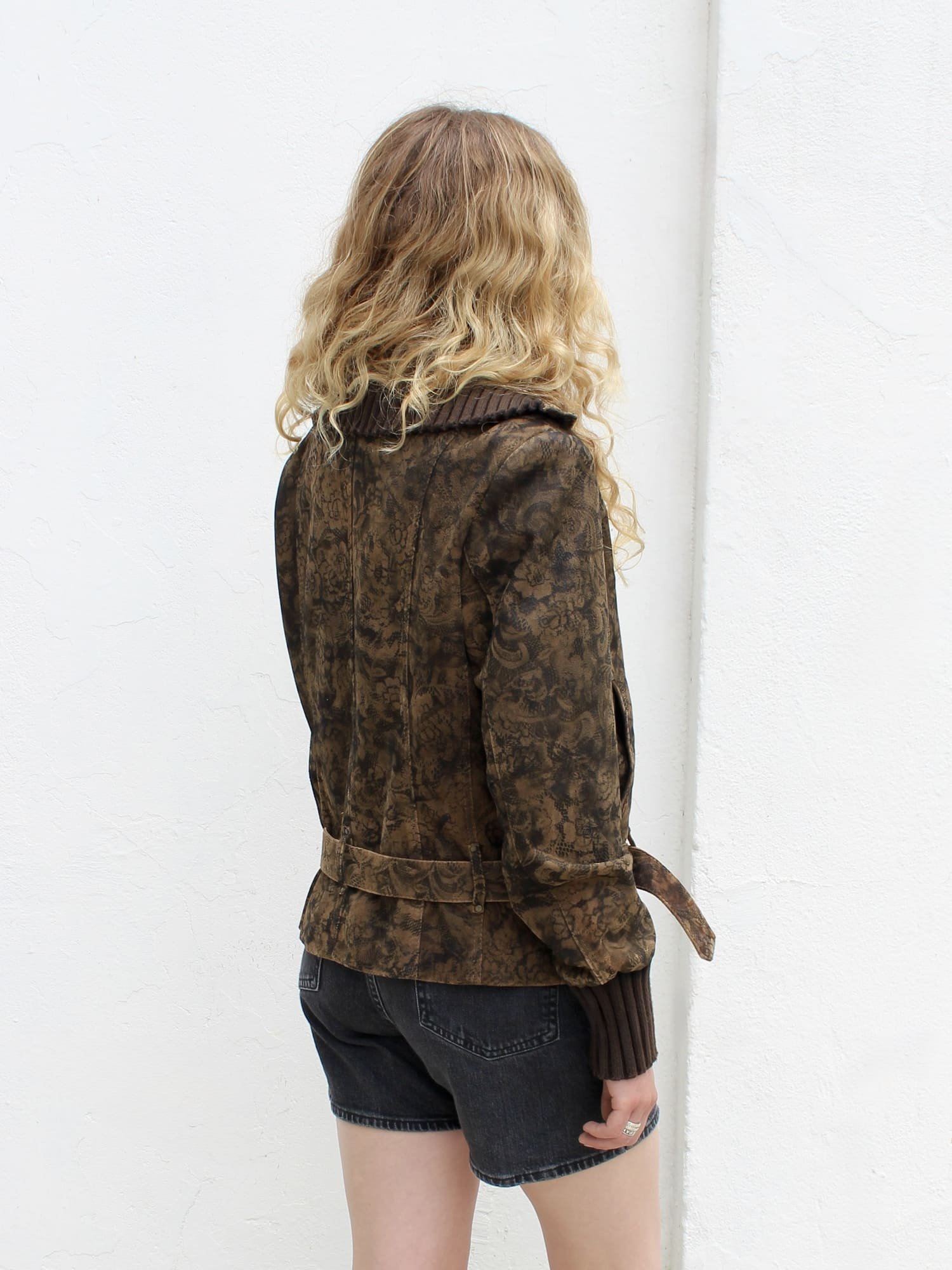 ANADELRIO-Velo-Jacket-V-OU-07-Leather-Print-BrownBlack-Model-Back.jpg