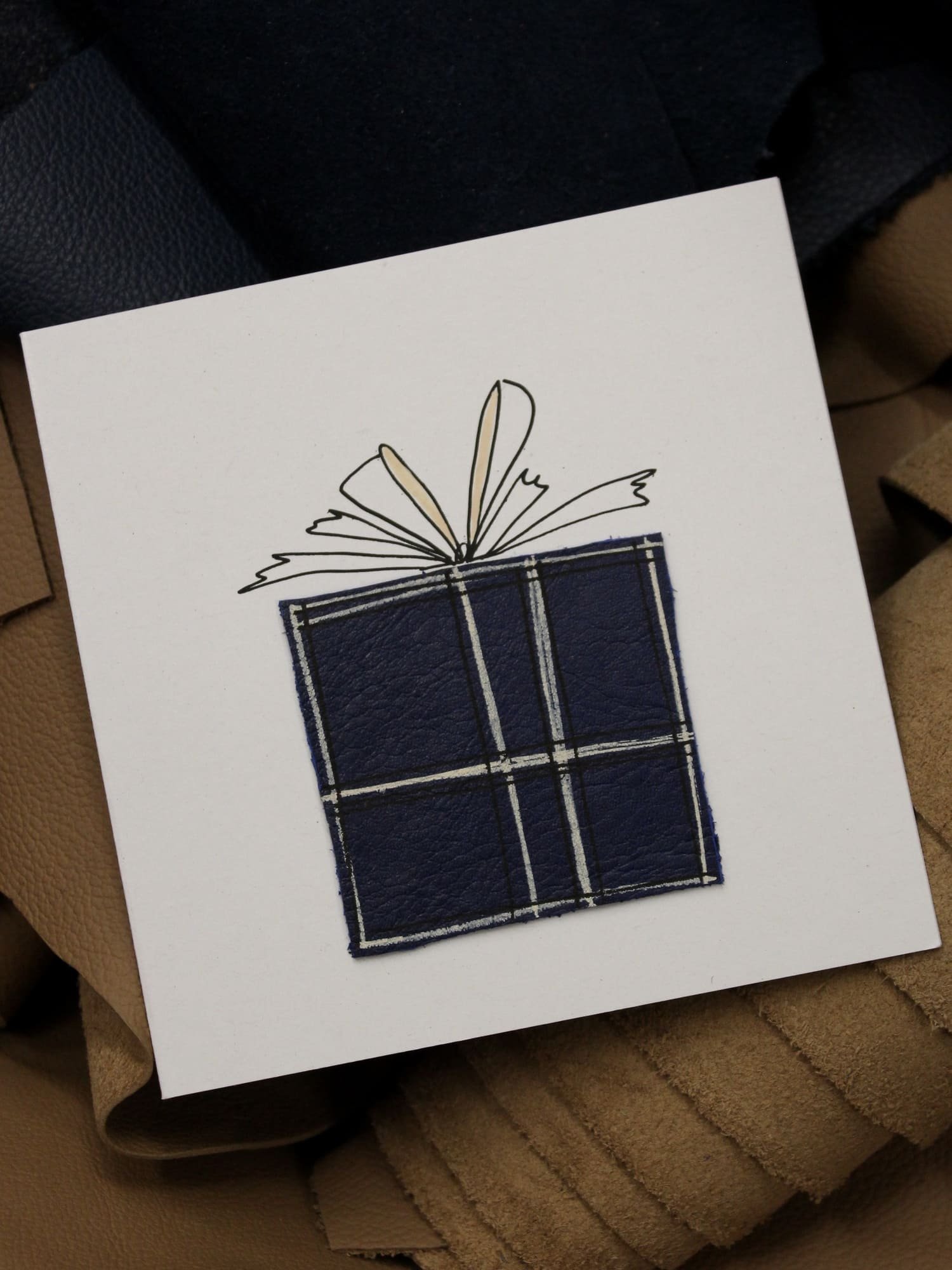 ANADELRIO-Fragmentos-Regalo-Leather-3D-Greeting-Card-Handmade-Handrawn-Unique-Birthday-Celebration-Large-Present-Bow-7.jpg