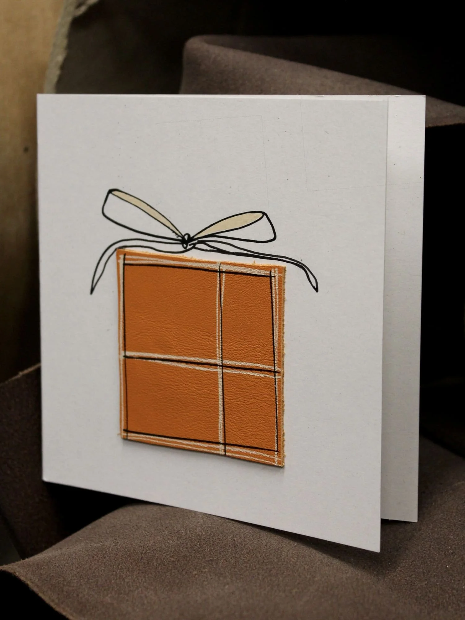 ANADELRIO-Fragmentos-Regalo-Leather-3D-Greeting-Card-Handmade-Handrawn-Unique-Birthday-Celebration-Large-Present-Bow-3.jpg