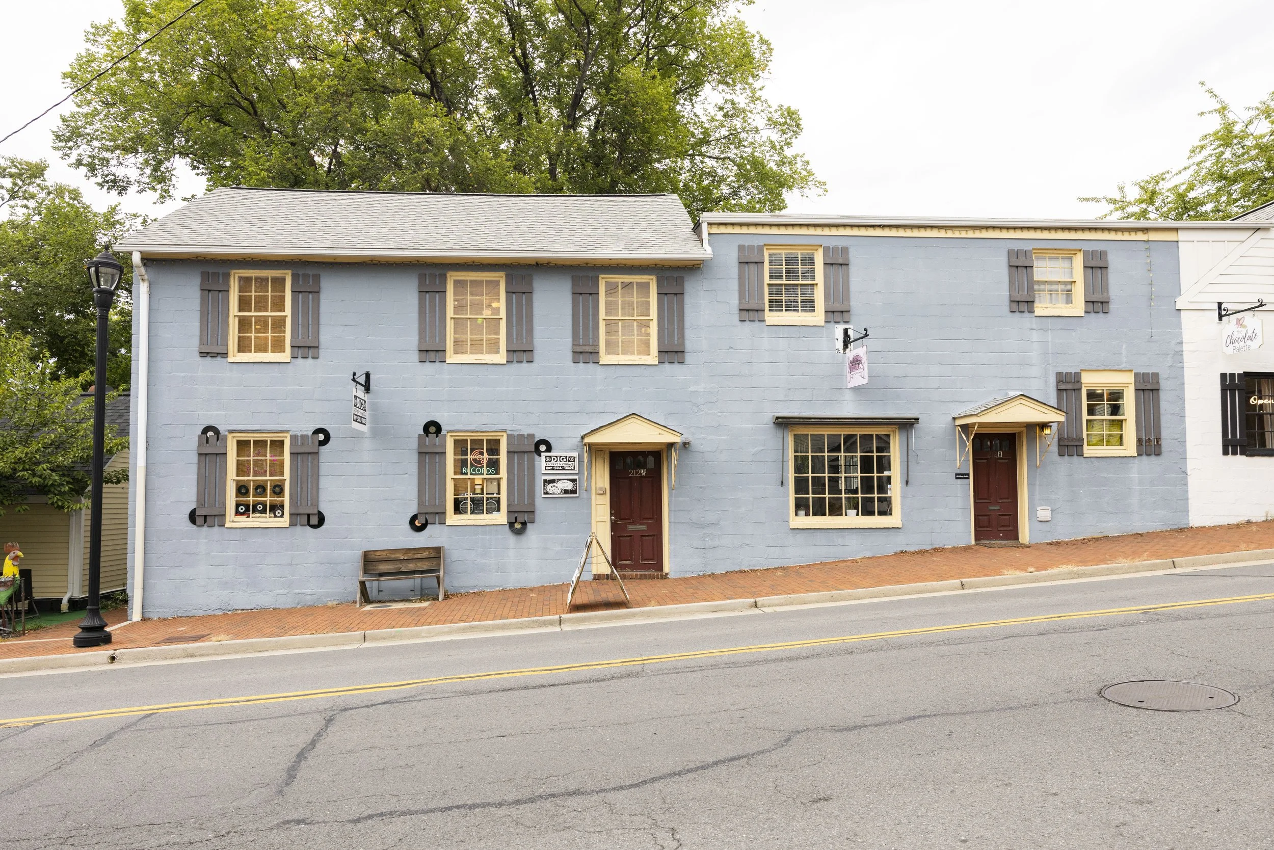 LEESBURG, Va. — The storefront of Dig, a local record and vintage clothing shop in downtown Leesburg on Sunday, Sept. 20, 2026. (Liz Helgesen)