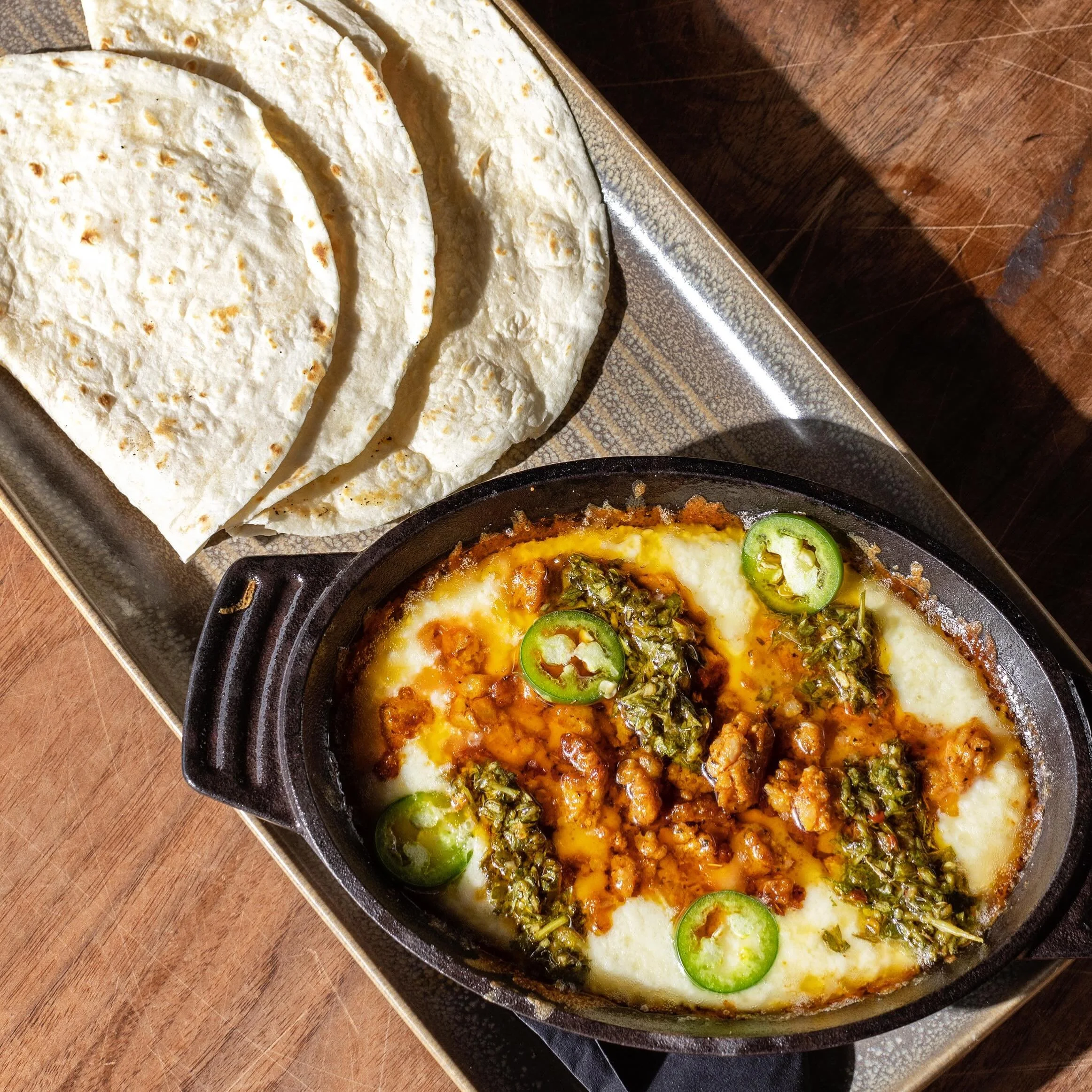 FUNDIDO INDEED

Melty. Cheesy. Chorizo-ey. What&rsquo;s not to like?

Presenting a guest-favourite to get you over the Hump:

𝗤𝗨𝗘𝗦𝗢 𝗙𝗨𝗡𝗗𝗜𝗗𝗢
𝗯𝗮𝗸𝗲𝗱 𝗺𝗲𝗹𝘁𝗲𝗱 𝗺𝗼𝗻𝘁𝘆 𝗰𝗵𝗲𝗲𝘀𝗲 𝘄/ 𝗰𝗵𝗼𝗿𝗶𝘇𝗼 &amp; 𝗰𝗵𝗶𝗺𝗶𝗰𝗵𝘂𝗿𝗿𝗶, ?