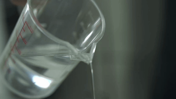 Agua bidestilada: el “oro transparente” que sostiene a la ciencia moderna