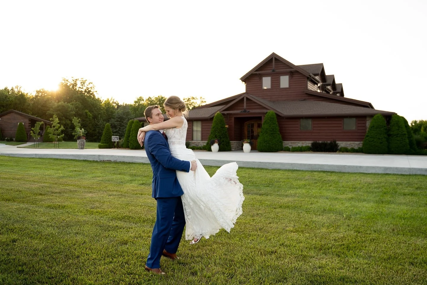 The look of love is impossible to miss. A perfect day, a beautiful couple, and the backdrop of The Heartland Lodge make it unforgettable 🤍

Photo: @starrpvkc 

#kansascityweddingvenue #kansascitybride #kansascitywedding #kcweddingvenue #kcbride #mis
