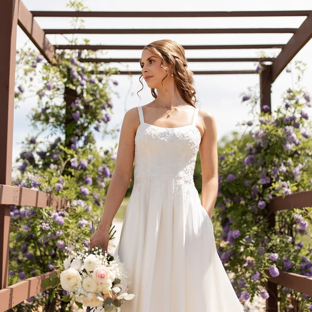 The magic in the moments 

Photo @brookelinquistphotography 

 #weddıngday #weddingdaymoments #kansascitybride #bridalflowers