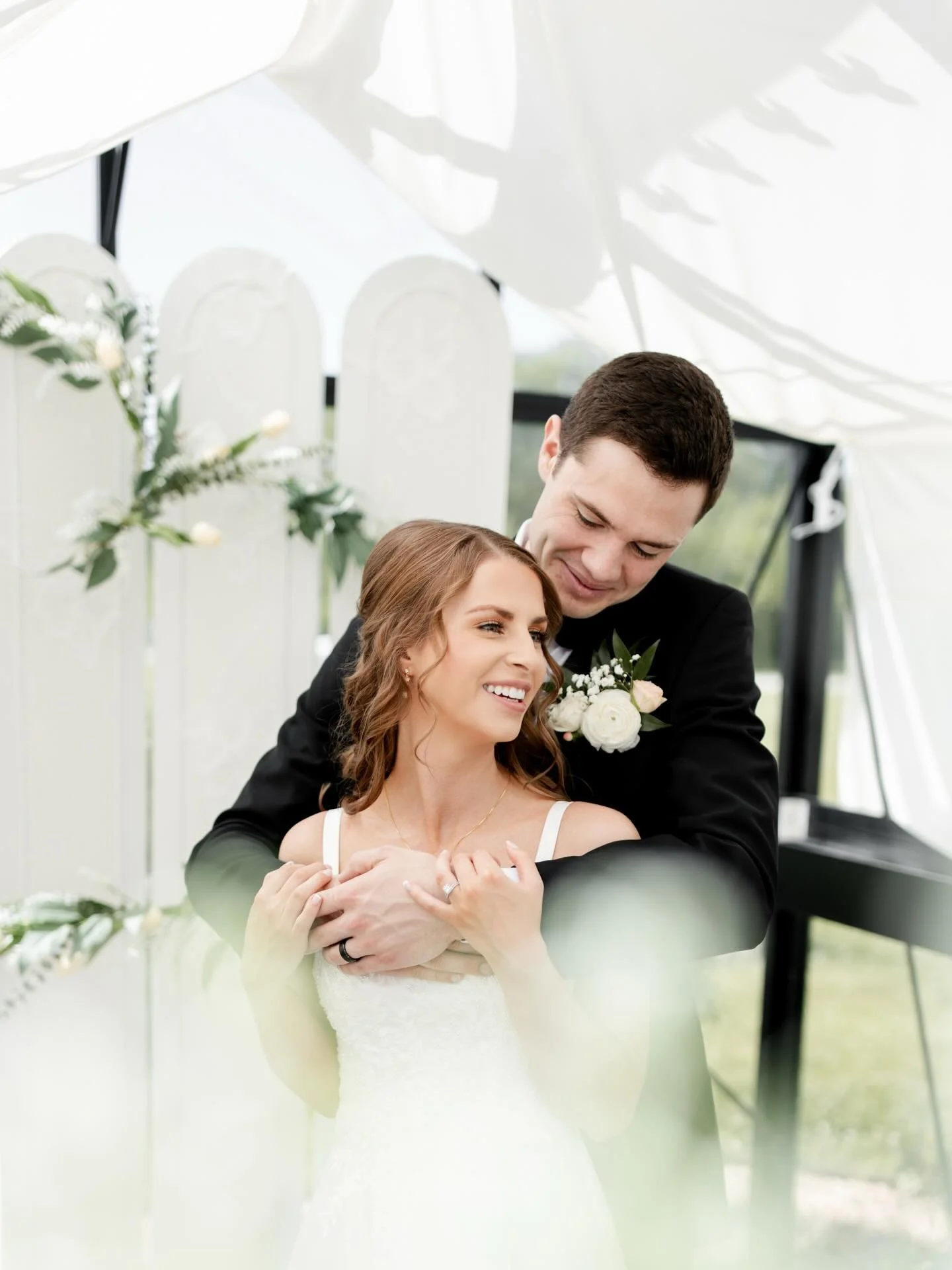 Even though Punxsutawney Phil saw his shadow predicting six more weeks of winter, don't worry.... about 3 months from now we will enjoy the kind of weather shown here! 🤍

Photography:  @brookelinquistphotography 
Venue: @theheartlandlodgekc