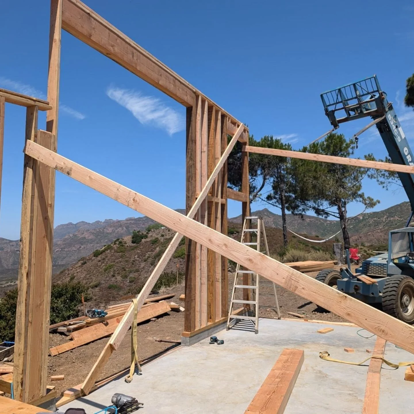 Framing picturesque views (pun intended).

With each piece of framing, we're seeing the careful planning come to life. The design was all about making sure those stunning views are perfectly framed and celebrated from every angle.

Drop a message if 