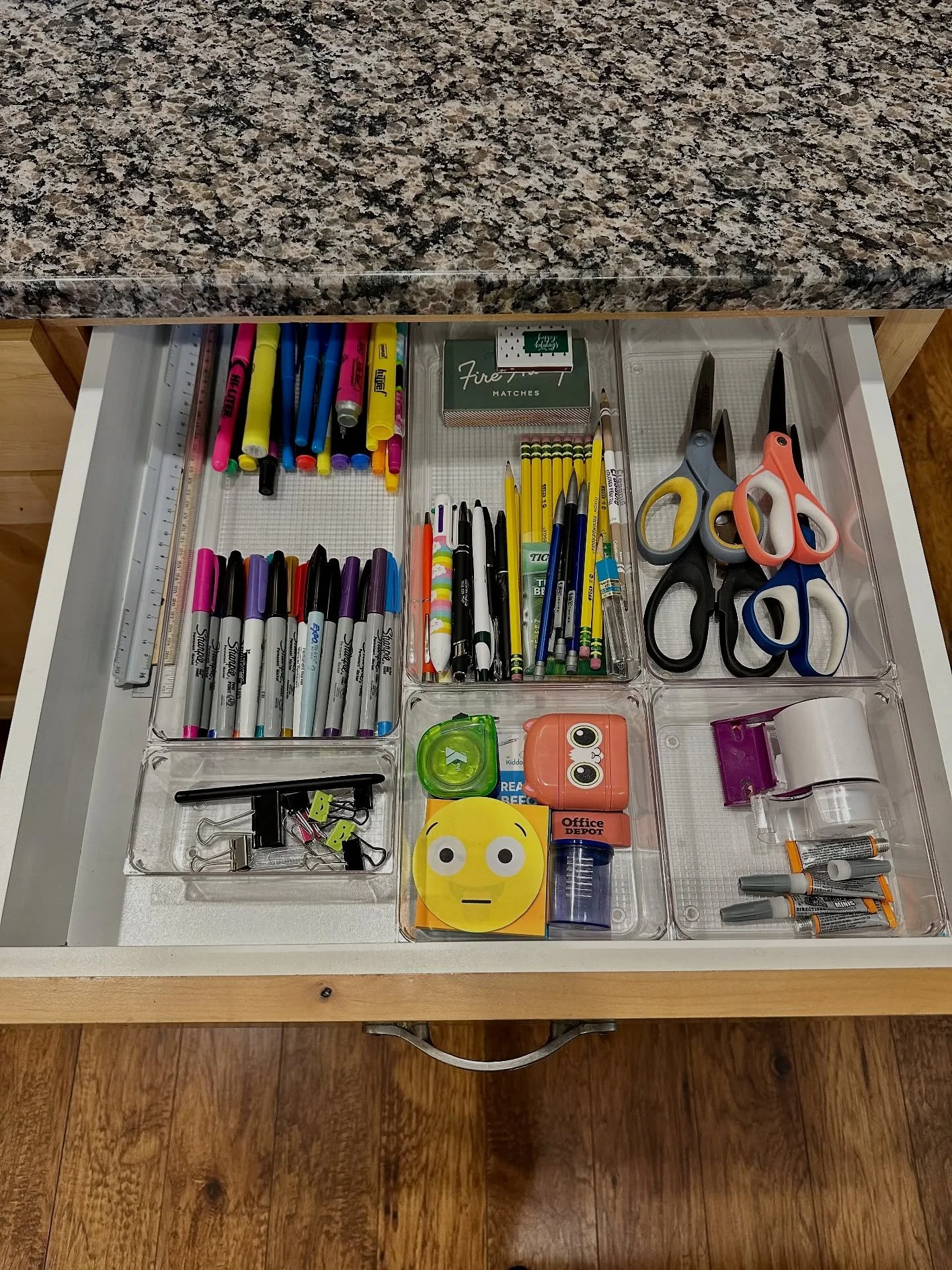 Your junk drawer doesn&rsquo;t need hours. 

In 15 minutes you can:
✔️ Toss expired coupons &amp; dead pens
✔️ Group like with like
✔️ Add drawer organizers.

Xo,
Sarah
.
.
.
#junkdrawer #junkdrawerorganization  #homeorganizationtips #homeorganizing 