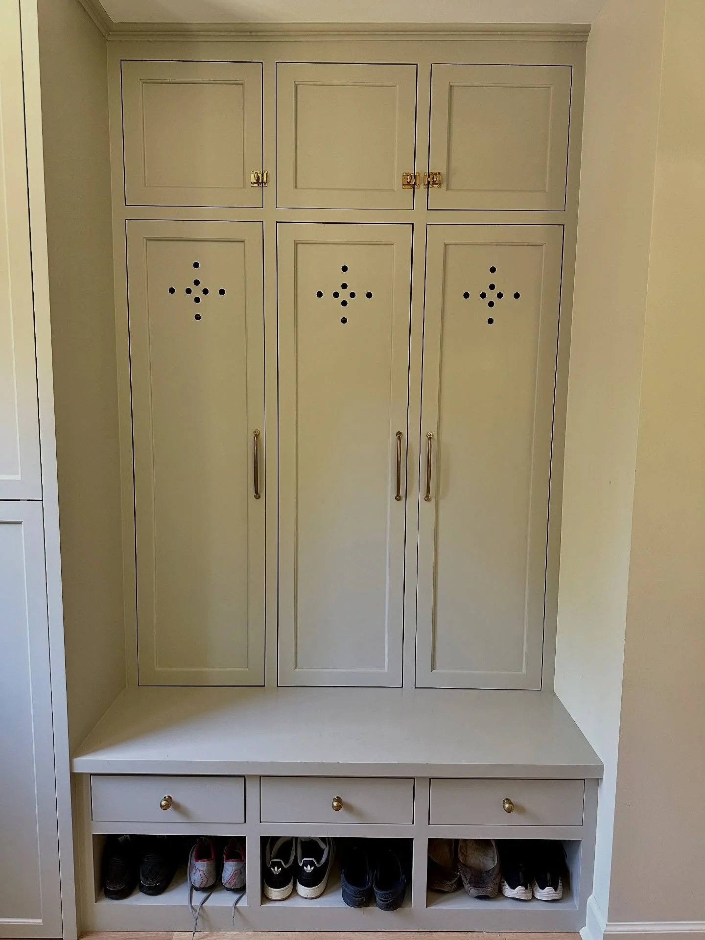 15-minute declutter: your entryway sets the tone. It affects how you feel the second you enter your home.

Sort items into collections (i.e. - shoes, coats, bags), declutter what you no longer need or use, organize the rest.

How does your entryway m