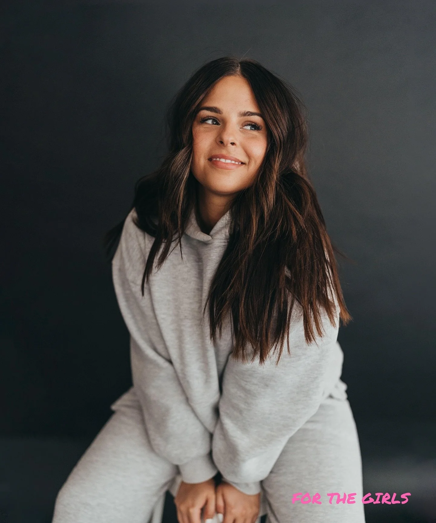 For The Girls is a promise that we are girls-girls at the core. 

Just like drunk girls in the bathroom meeting for the first time&hellip; YES, we absolutely want to take a photo for you and follow you on Instagram.

We work with female-owned and tar