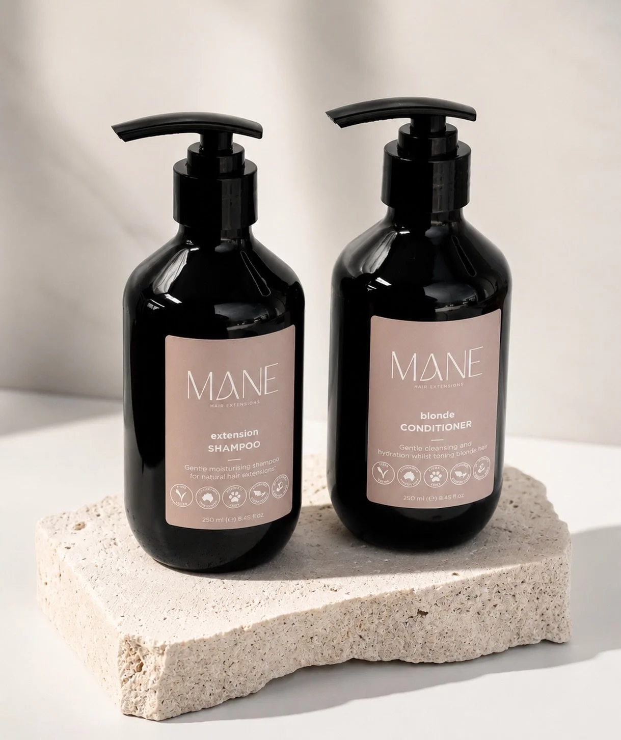 Product shots with @mane.hair.extensions branding created by me ✨ 

#logo
#graphicdesign
#branding
#logodesigner
#logodesign