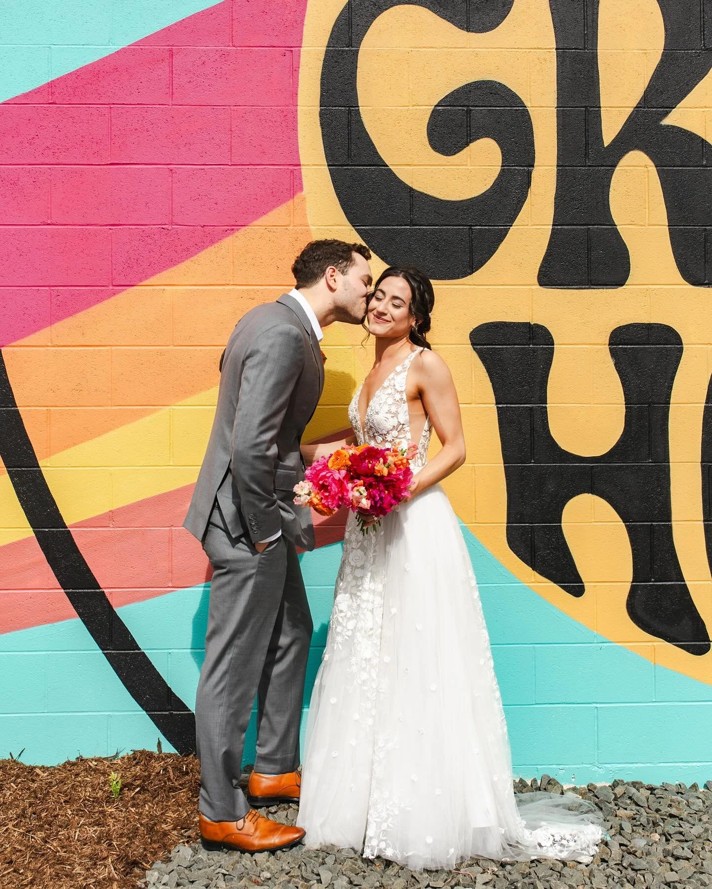This was such a fun bouquet to make! Congrats on your gorgeous wedding Hannah and Jake!! All flowers locally sourced from @coloradoflowercollective 

📸 @kellycomptonphotography
Venue: @mountaincrusteventvenue 
🌺 @rachaelelanaflorals