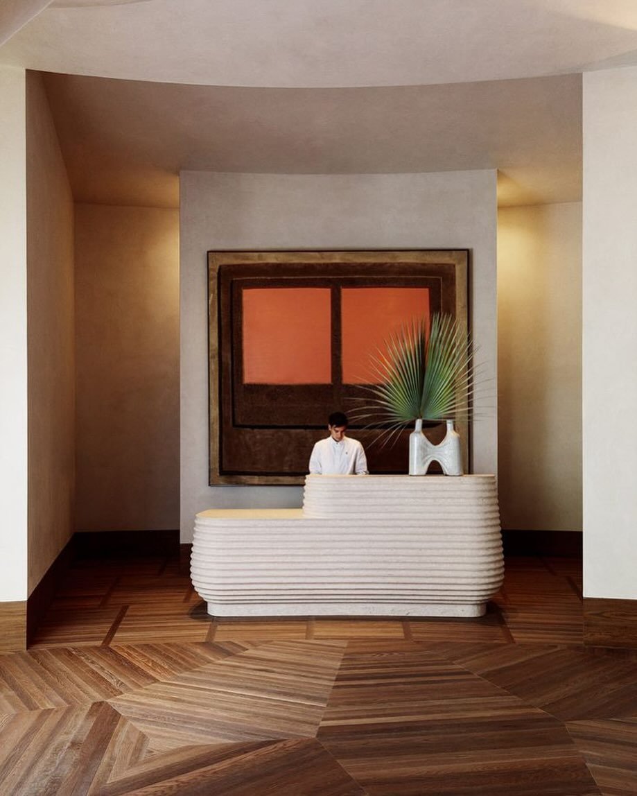 Sophisticated sensibility infused with iconic coastal elements at @santamonicaproper 
⠀⠀⠀⠀⠀⠀⠀⠀⠀
Designed by @kellywearstler, the main reception desk features a hard-carved desk with linework reminiscent of a shell. 

#elevateguestexperience
#hotelint