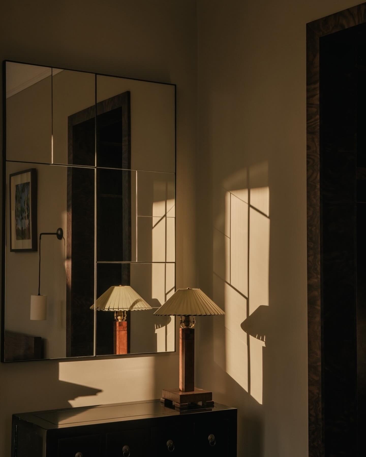 Creating a comfortable space goes beyond your furniture choice. Considering factors such as light, air flow, colour and scent can make a huge impact in creating a comfortable and elevated guest experience. 
⠀⠀⠀⠀⠀⠀⠀⠀⠀
The ISOBEL townhouse in Islington