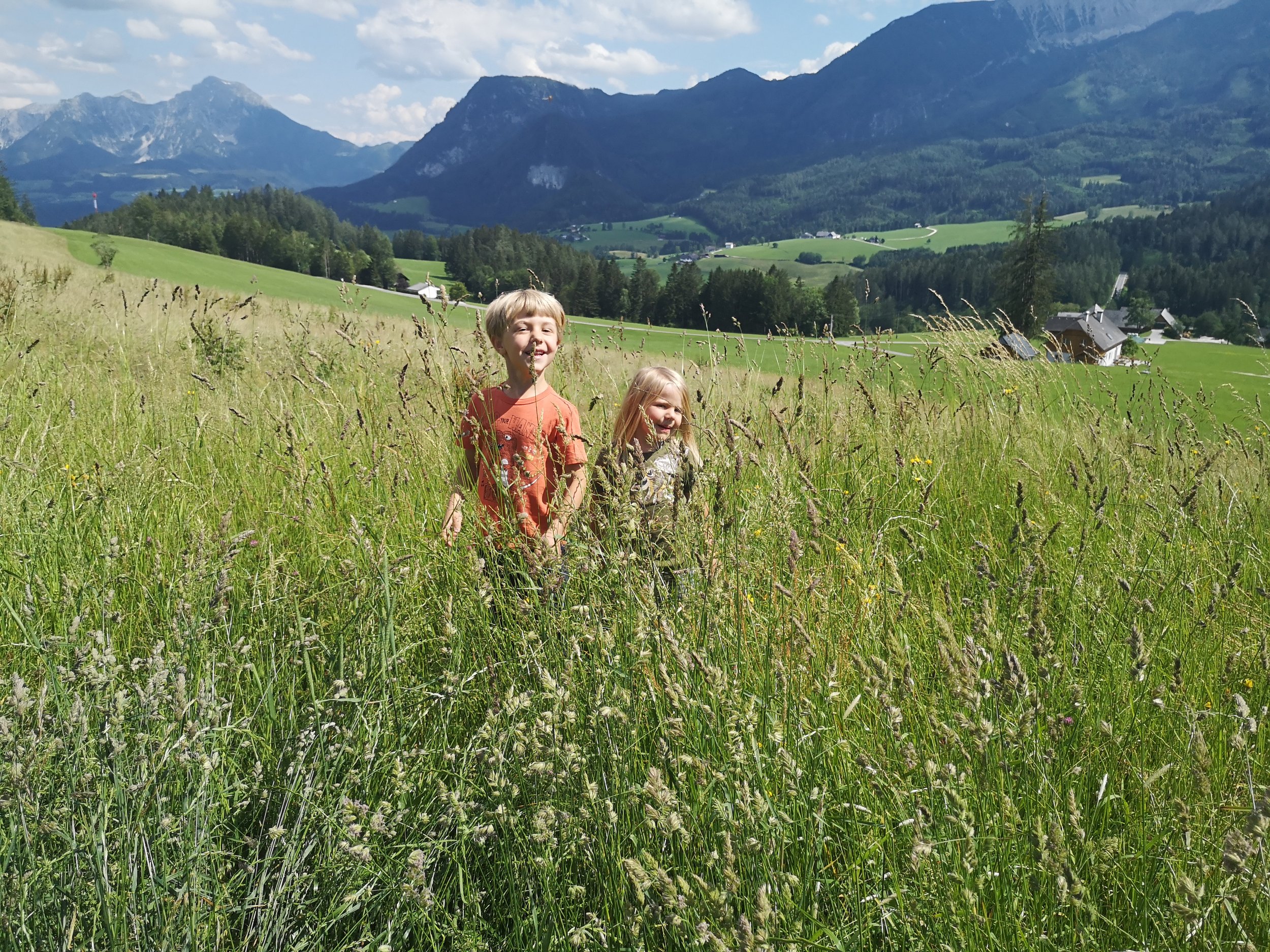 Jonathan und Louisa hohes Gras.jpg
