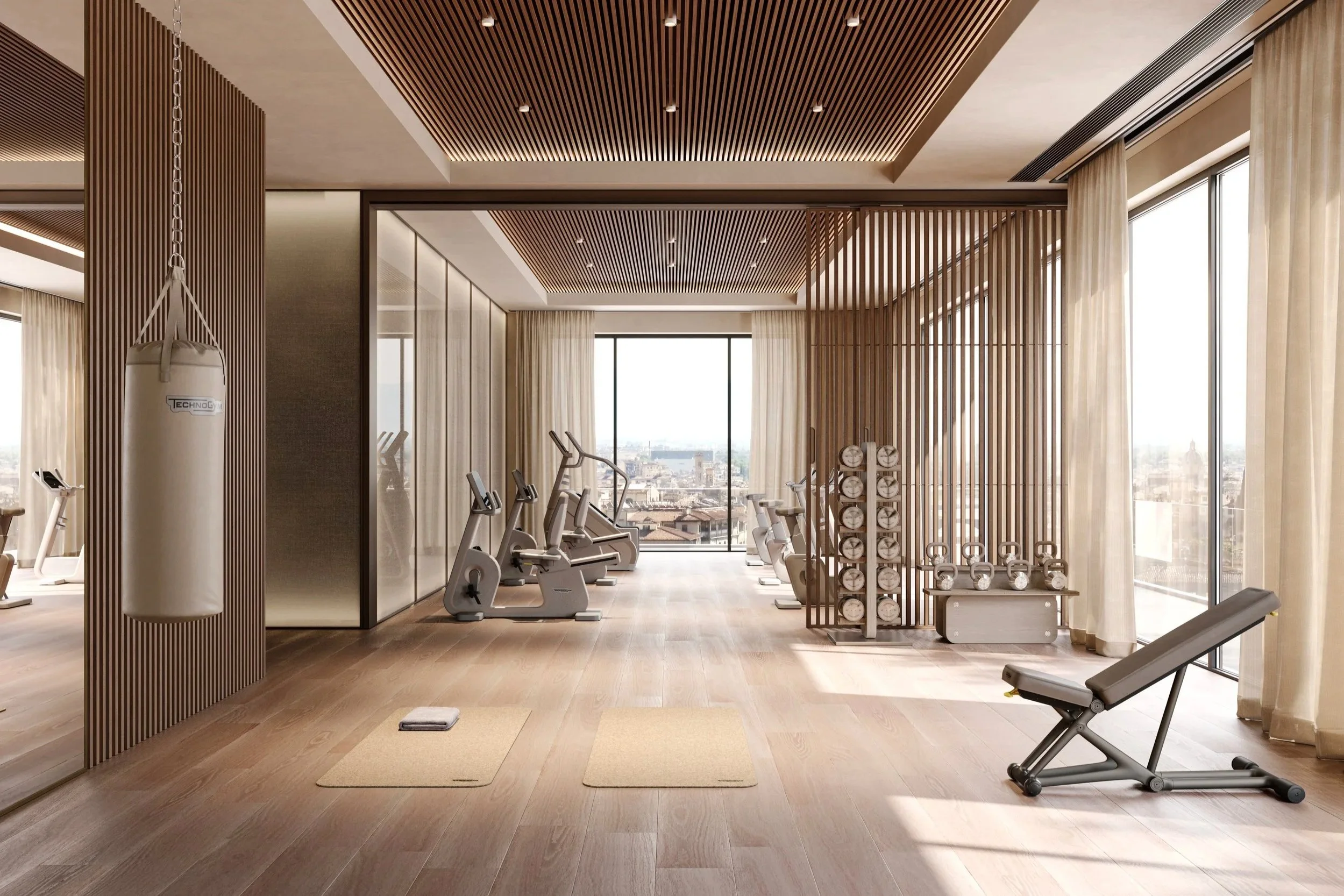 Ein modernes Fitnessstudio mit Cardio-Geräten, Hanteln und einem Boxsack, ausgestattet mit Holzlamellen im Decken-Design und großen Fenstern mit Blick auf die Stadt.