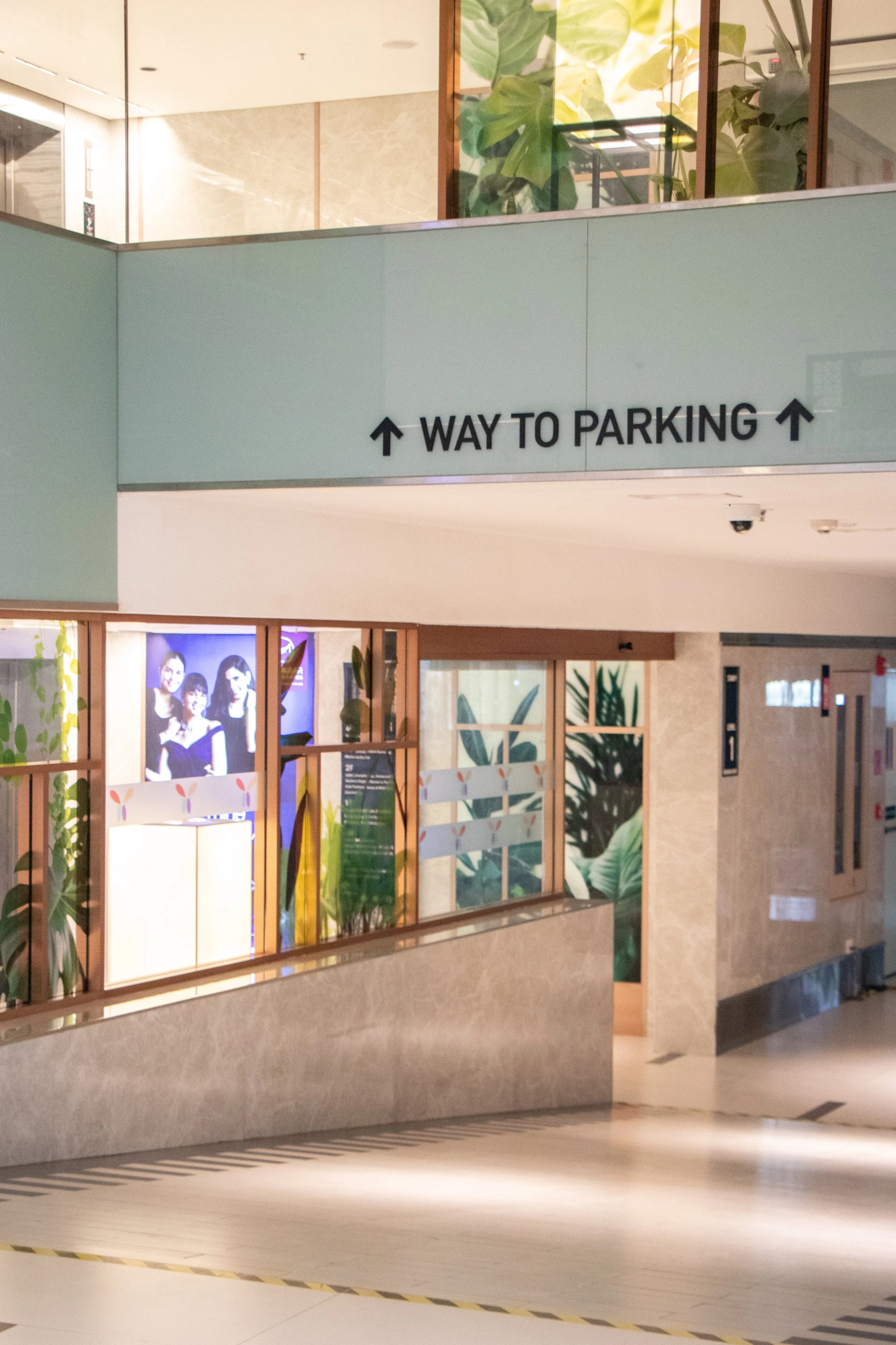 Sign indicating the way to parking in a shopping mall or building