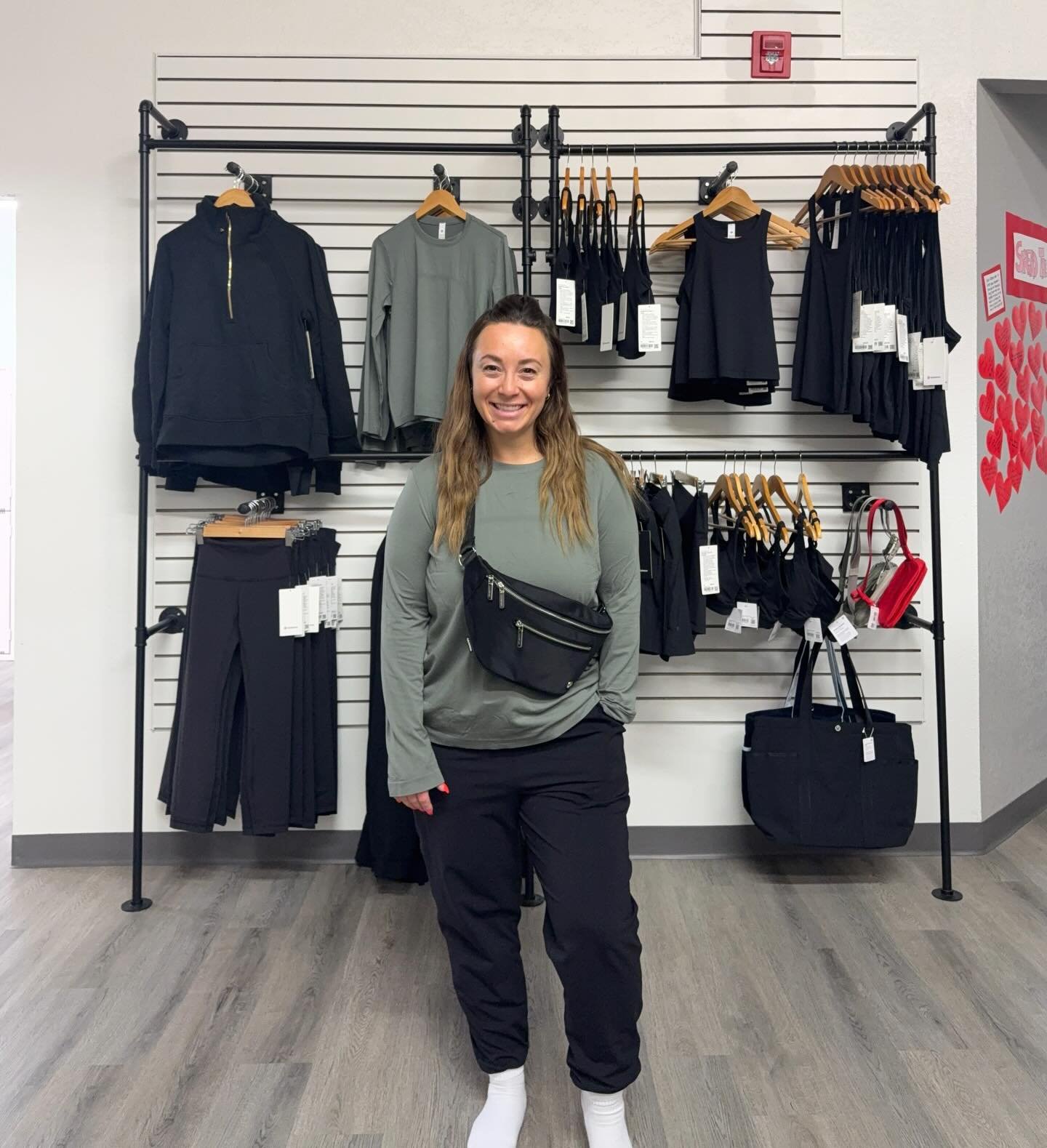 Friday Outfit Inspo! ✨

Carly is nice and casual&mdash;ready for the weekend. 😁

Here&rsquo;s what she&rsquo;s wearing:

✨lululemon Swiftly Relaxed Long Sleeve in willow leaf 
✨lululemon Align Joggers in black (only sizes 4 and 10 available)
✨lulule