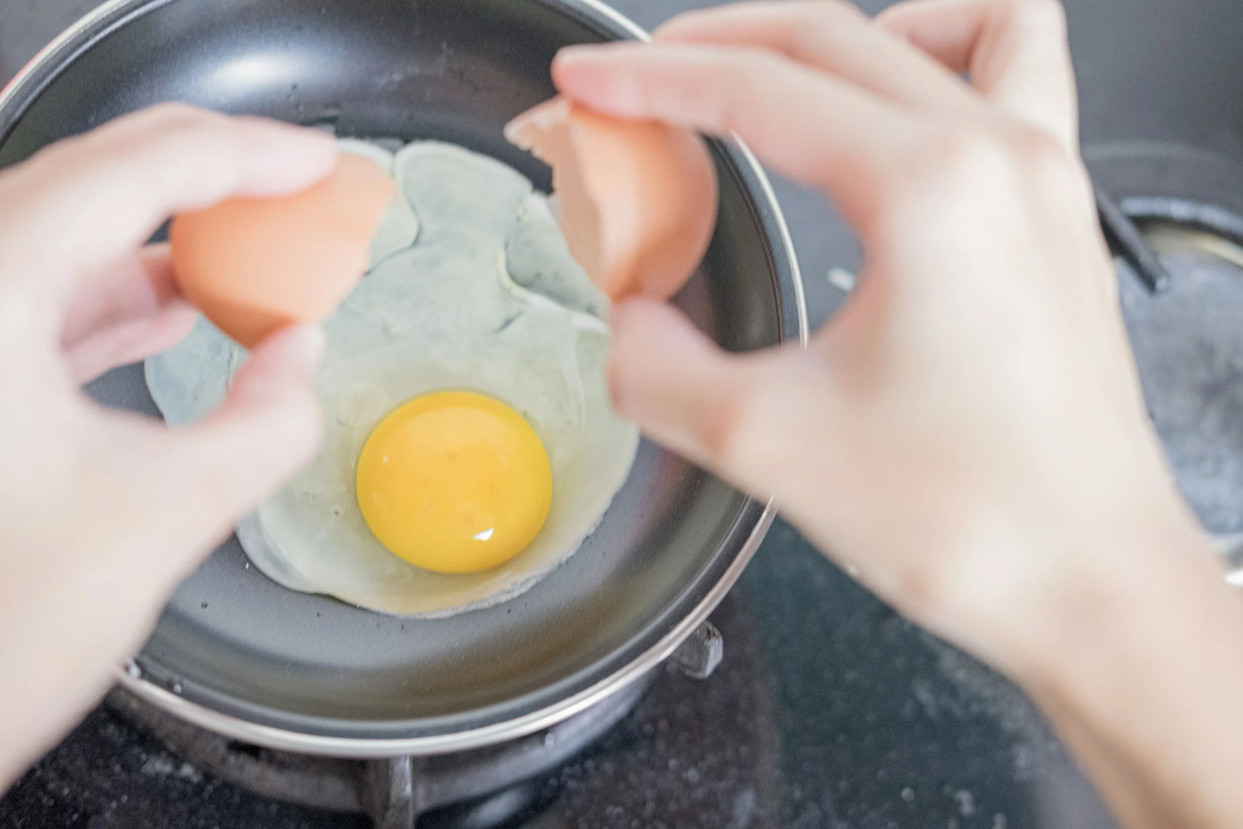 cooking a sunny side up in a non-stick cooking pan