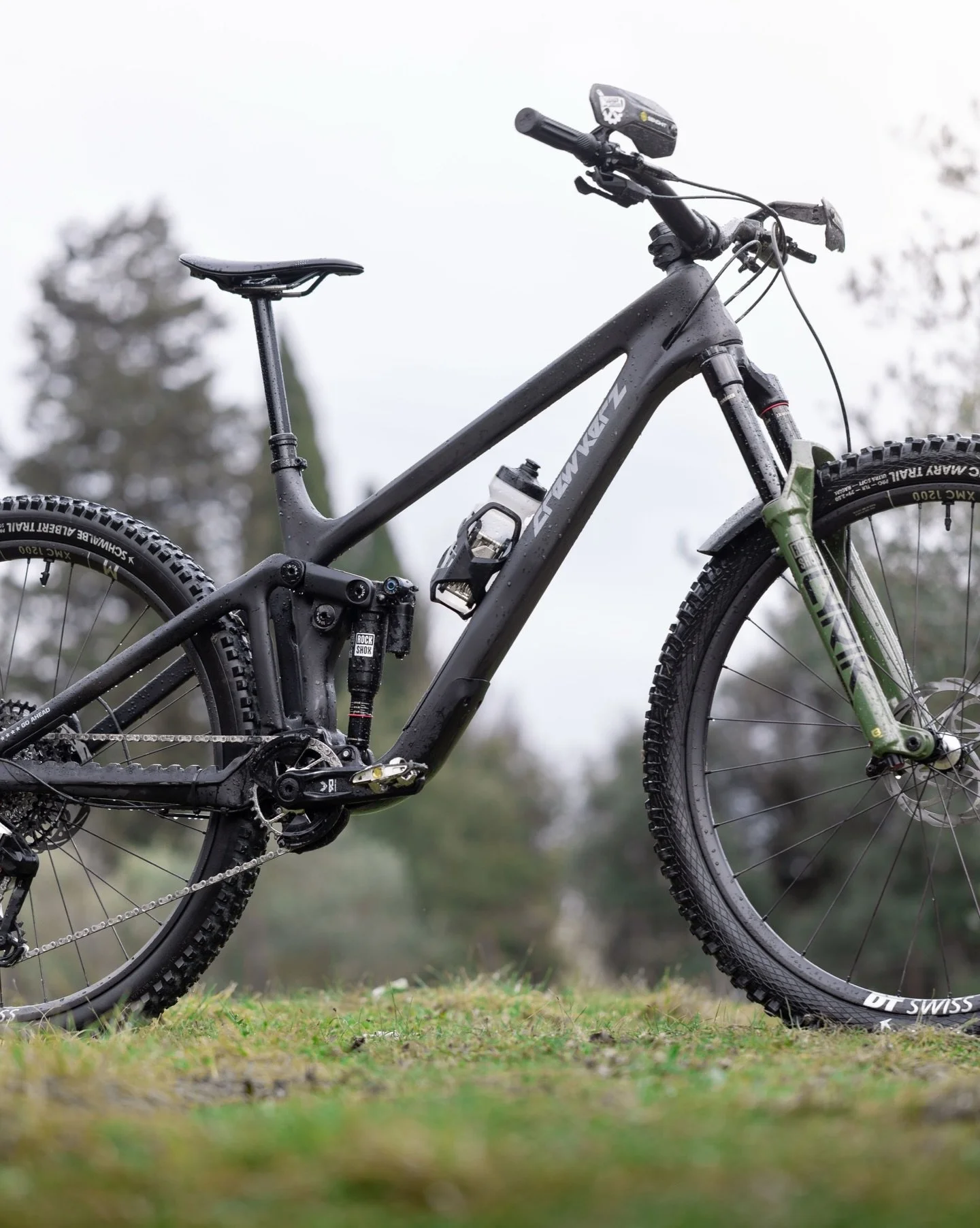 L&rsquo;OVNI DU VTT : LES SP&Eacute;CS ATYPIQUES DU @crewkerz DESTINY

🛠️ Suspension CFP (Floating Point) : Un point de pivot flottant (virtuel) avec deux biellettes contra-rotatives. Le but ? Un anti-squat record pour un p&eacute;dalage &laquo;&nbs