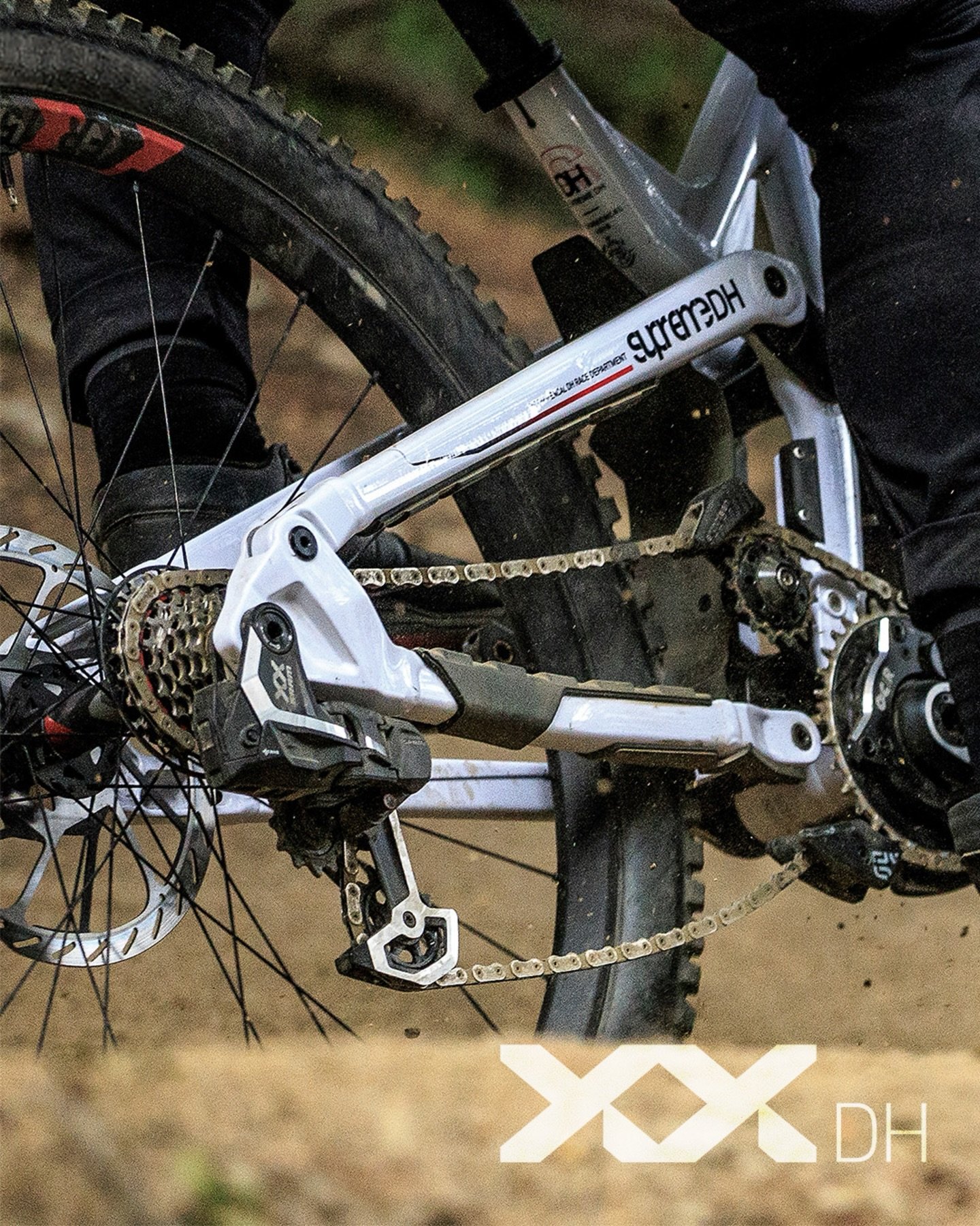 UNE TRANSMISSION ADAPT&Eacute;E &Agrave; LA PRATIQUE LA PLUS EXIGEANTE : LE XX T-TYPE SP&Eacute;CIAL DH ⚡️⛓️

Le chaos des pistes de DH a enfin trouv&eacute; son ma&icirc;tre. Con&ccedil;ue pour les d&eacute;parts explosifs et les runs de Coupe du Mo