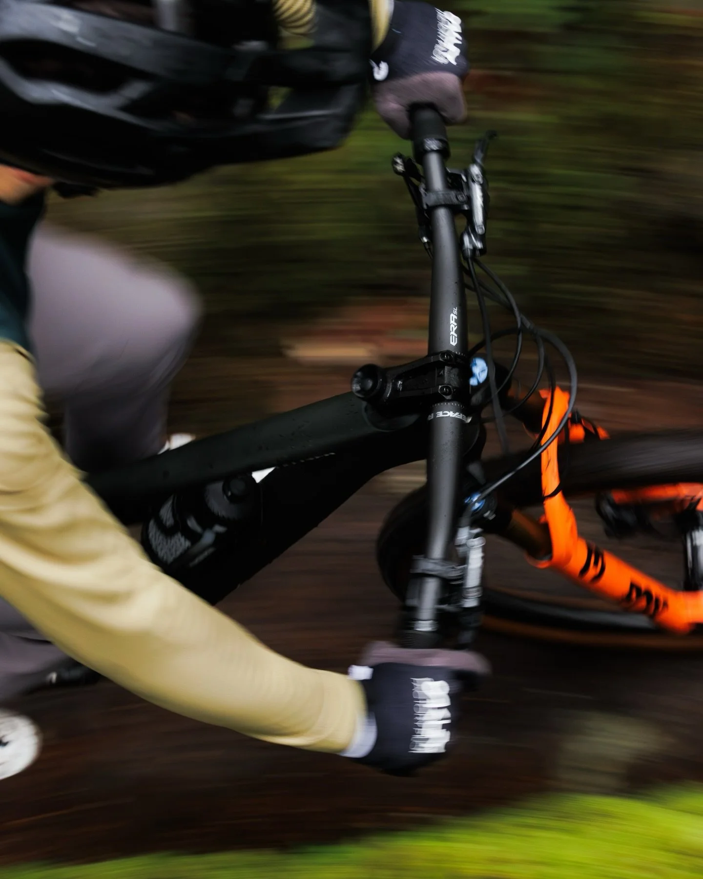 RACE FACE ERA SL : LE CINTRE QUI CHANGE DE VISAGE 🔄🏁
On continue le d&eacute;brief technique de notre invitation exclusive chez @ridefoxbike &amp; @raceface fin f&eacute;vrier🤝☕️. Apr&egrave;s le p&eacute;dalier, voici le Race Face Era SL, et il y