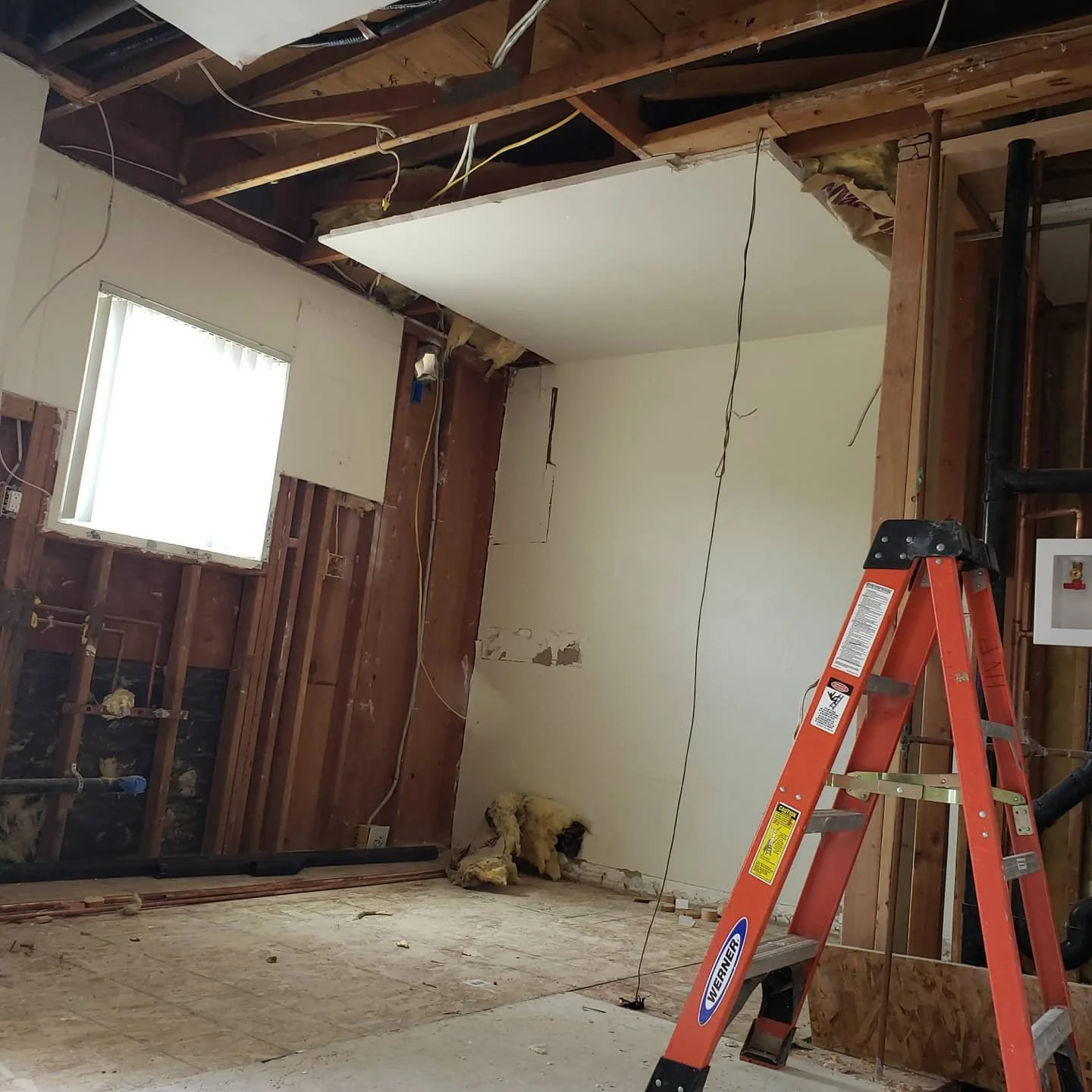 Hanging-Drywall-Fire-Water-Restoration.jpg
