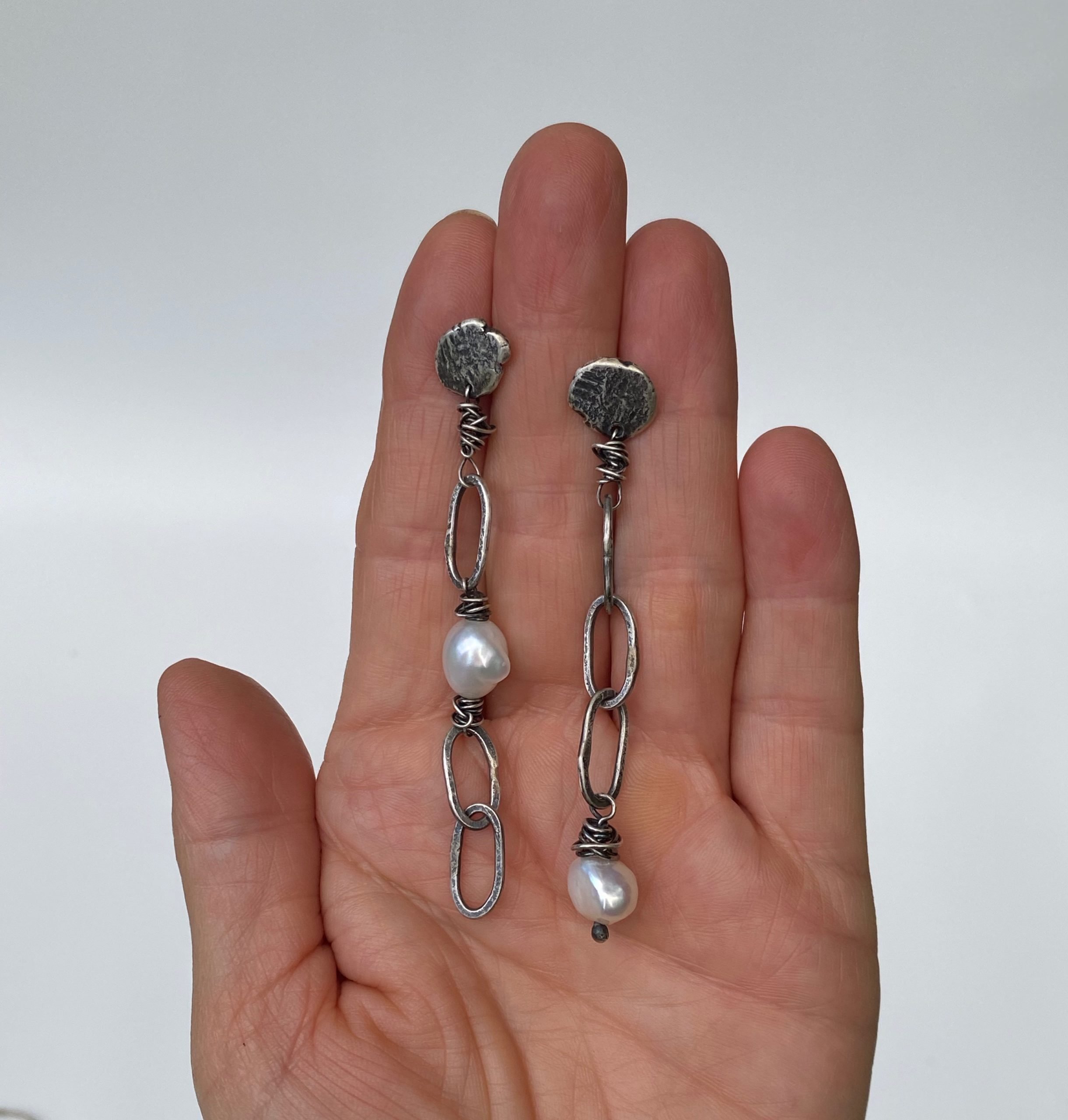 silver_link_pearl_ling_earrings--scaled.jpeg