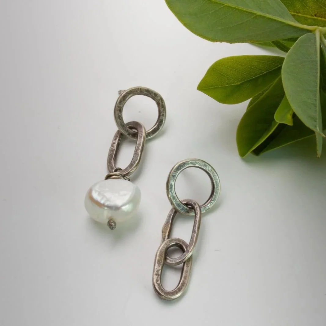small_hammered_link_earrings.jpg