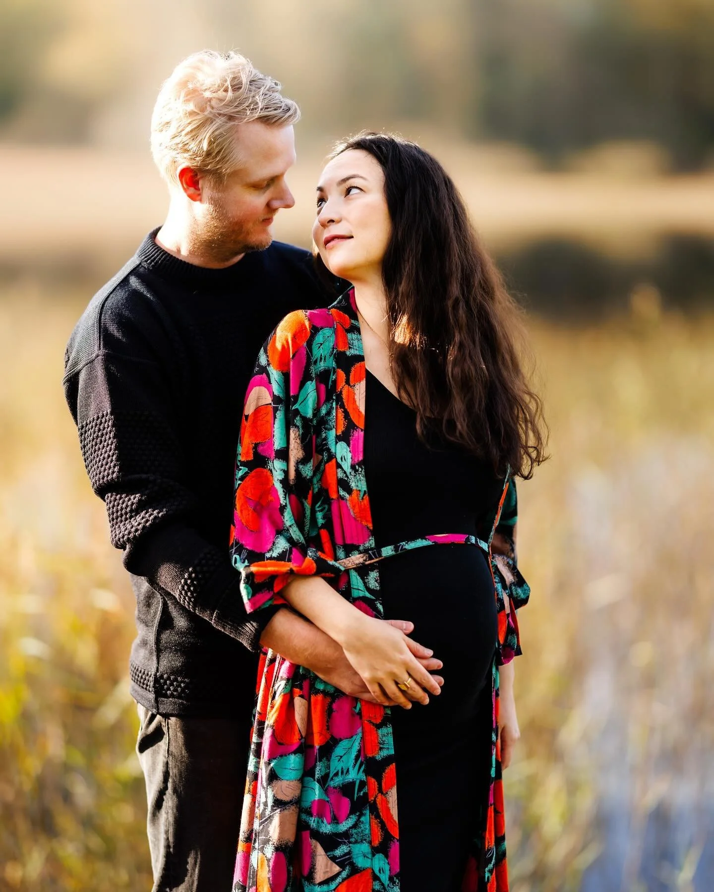 Helen & Christians gravidfotografering vid Råda Säteri. 🍂 🌞 #rådasäteri #mölnlycke #familjefotograferinggöteborg #familjefotografgöteborg #familjefotografmölndal #familjefotograferingmölndal #parfo