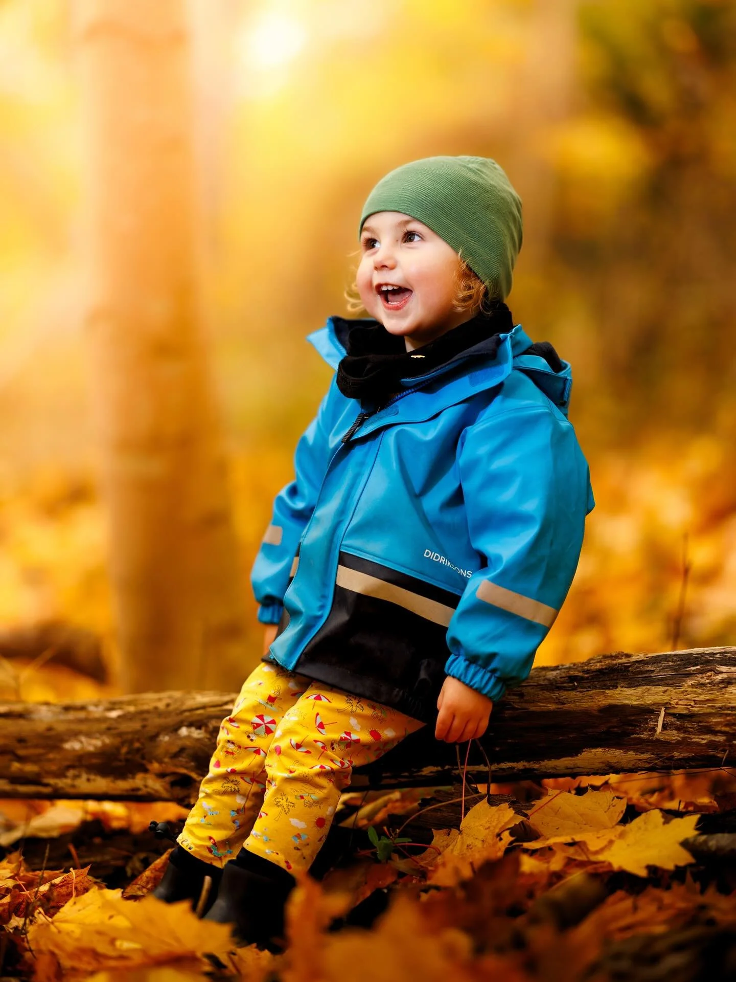 Idag var himlen gr&aring; och solen helt borta - men vi skapade v&aring;r egna solnedg&aring;ng. 🌅 Som familjefotograf i G&ouml;teborg vet jag att magi kan skapas i alla v&auml;der. L&ouml;s hela blogginl&auml;gget och se hur du kan f&aring; solk&au
