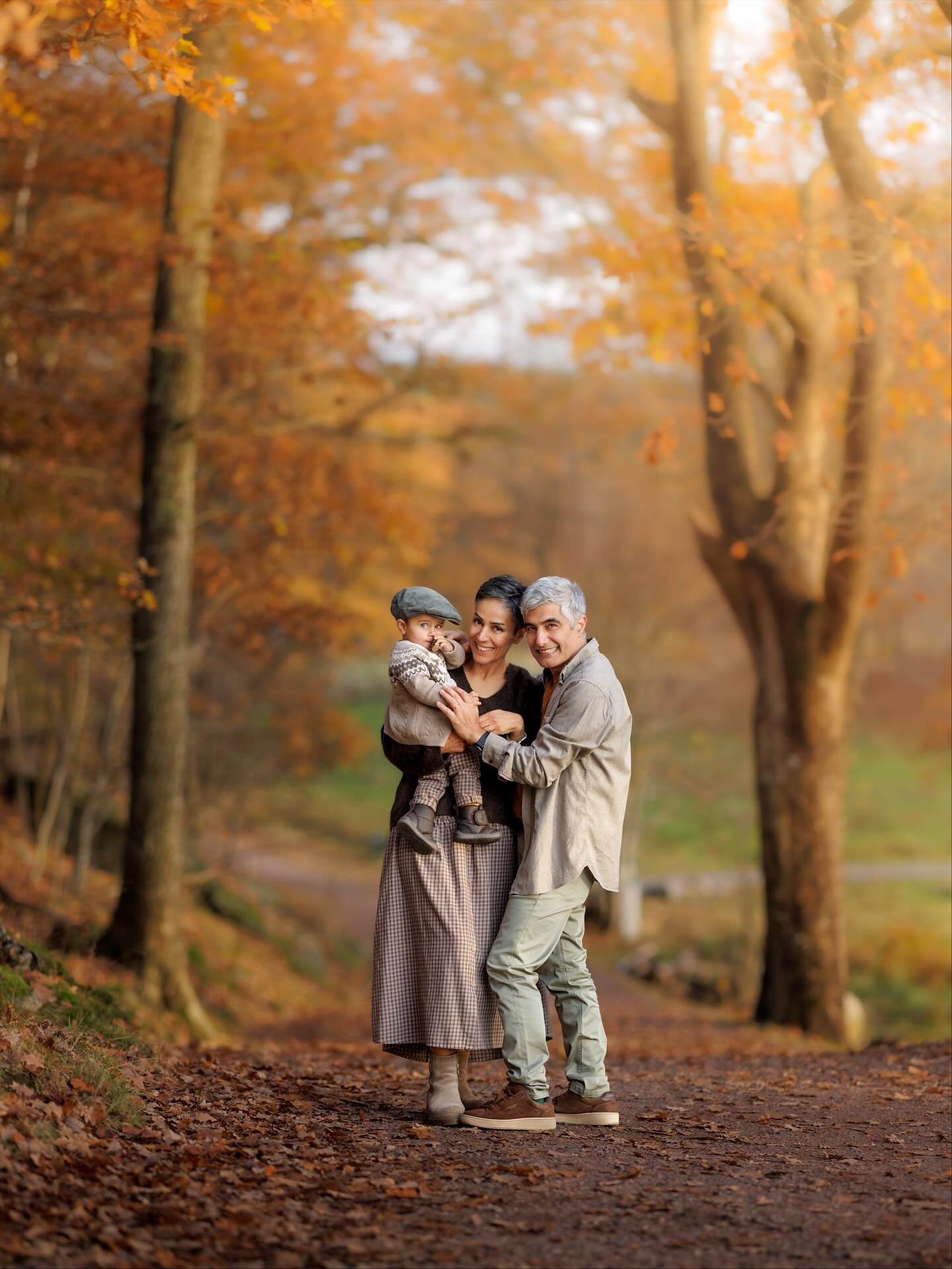 En varm och k&auml;rleksfull h&ouml;stfotografering vid Stensj&ouml;n i M&ouml;lndal med tv&aring;&aring;rige Elvin. Tidl&ouml;sa portr&auml;tt, mjukt ljus och fina stunder tillsammans. Hela bildserien hittar du p&aring; hemsidan.  #familjefotografer