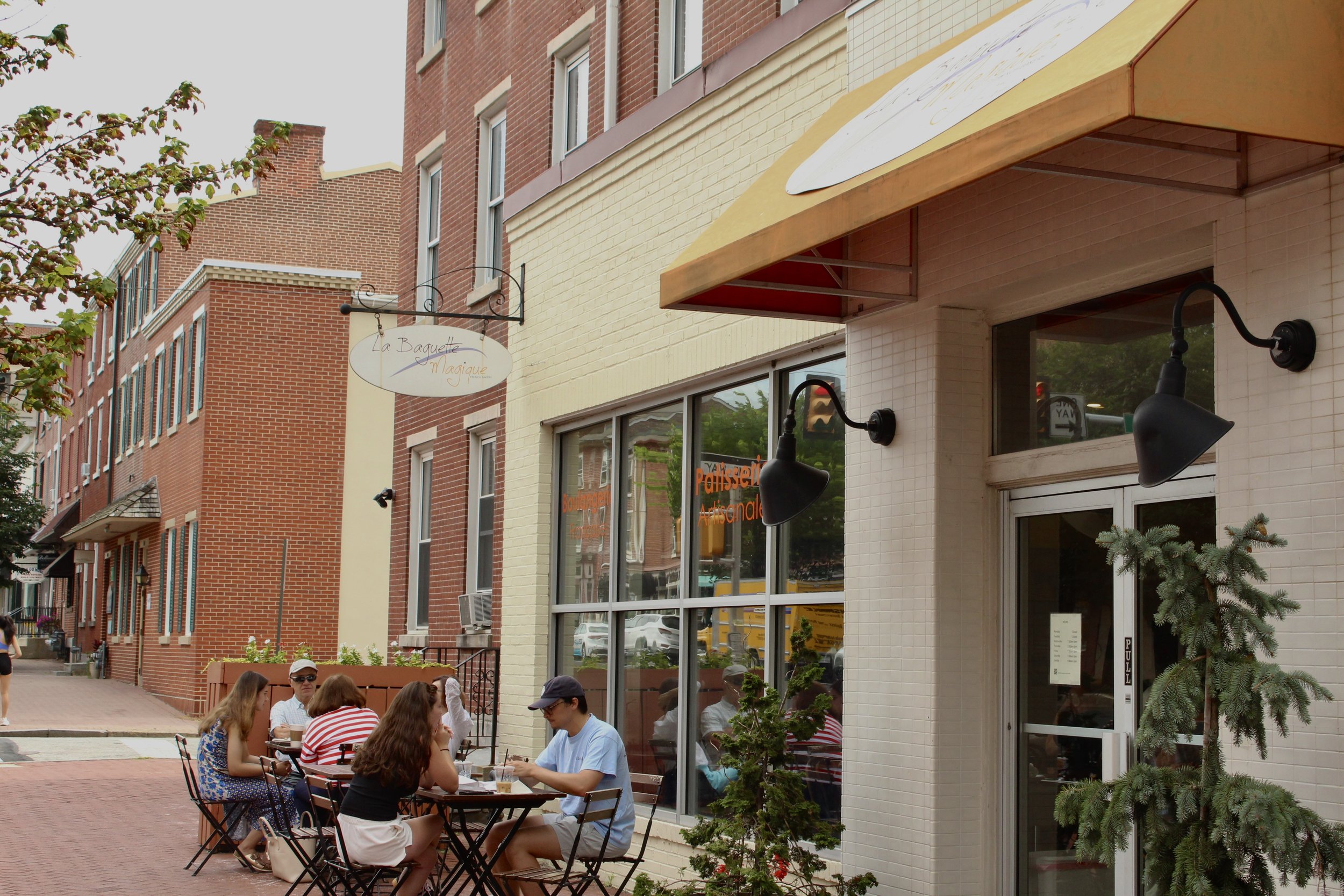 LaBaguette-cafe-APLohmannGeneralContracting-FineCarpentry-commercialrenovation-contractor-historicpreservation(2).jpeg