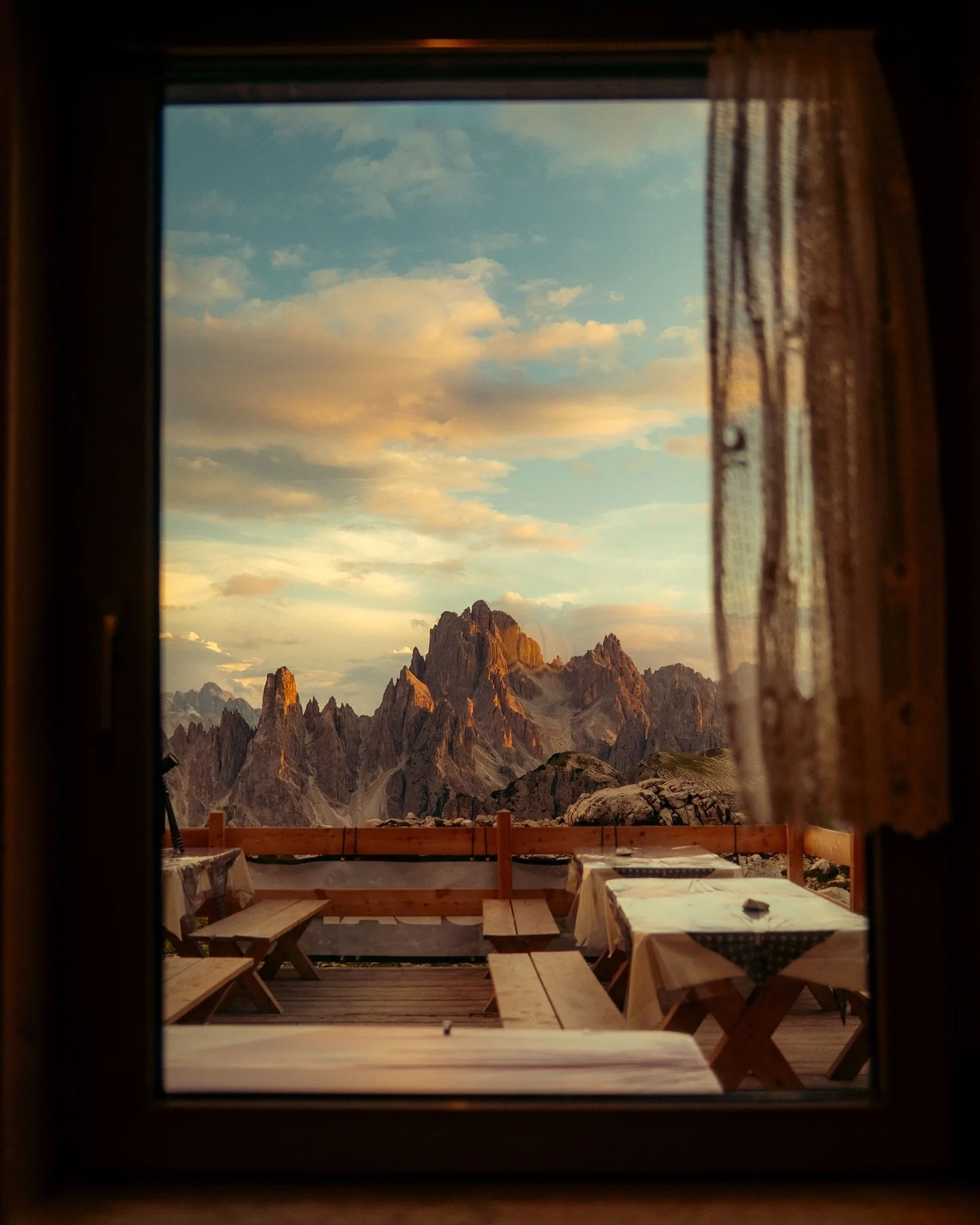 There&rsquo;s a certain stillness that settles as the sun sinks behind the Italian Alps and the peaks become amber
🏔️
 
For us, it was an afternoon walk, a quiet refuge after a long day on the trails. 

Not going to forget that sunset 
17.09.25🤘🏽
