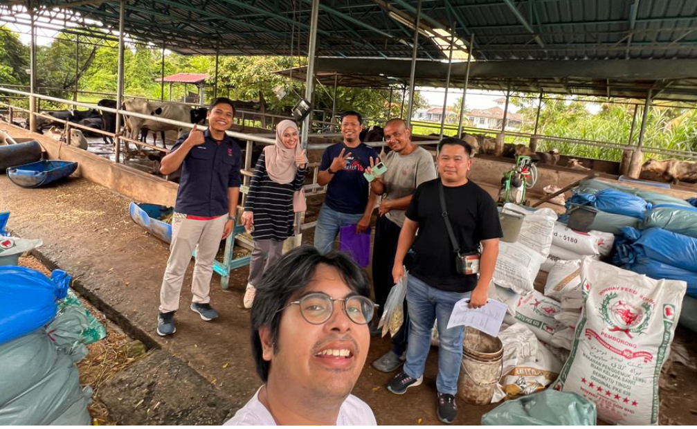 A Farm field survey team. These typically consisted of UPM Research team, small scale farm owner, research assistants and DVS Malaysia local extension agent. This field surveys covered 6 separate regions and often required researchers to stay at the 