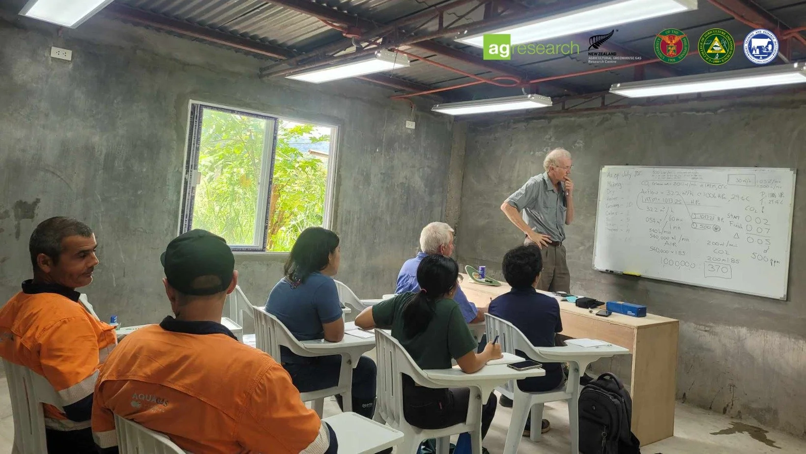 Dr. Roger Hegarty, a Professor of Animal Nutrition and a consultant of New Zealand Agricultural Greenhouse Gas Research Centre, briefly discussed the set-up of the headbox respiration chamber. 