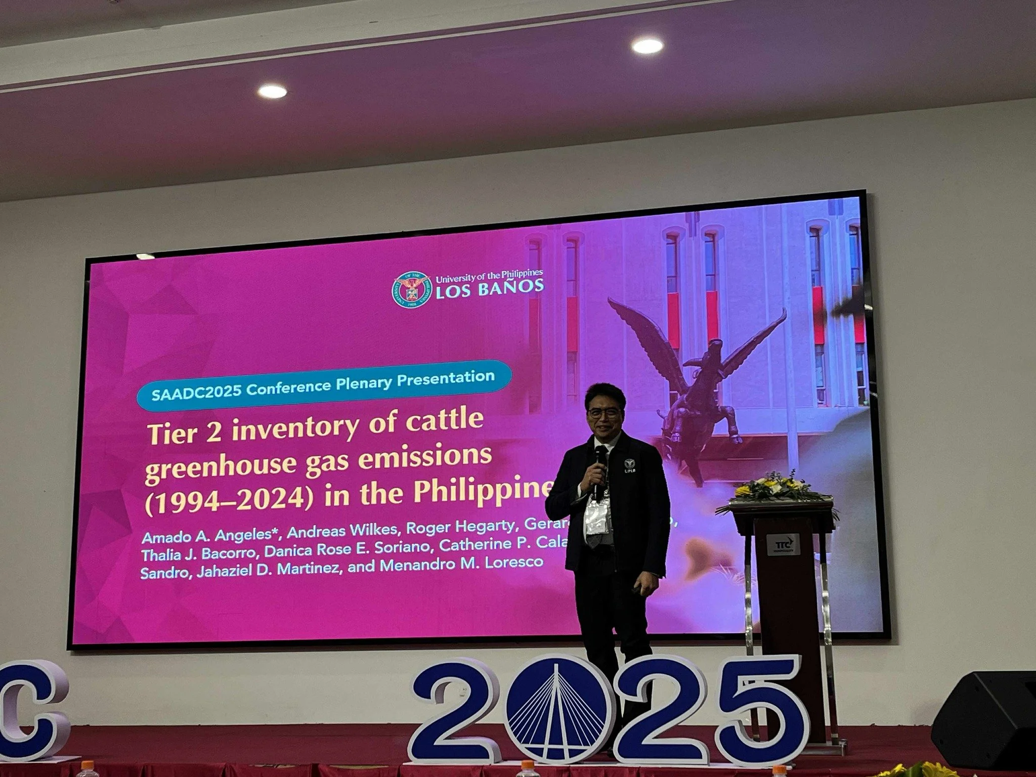 𝗗𝗿. 𝗔𝗺𝗮𝗱𝗼 𝗔𝗻𝗴𝗲𝗹𝗲𝘀 presenting the results of the NZCSA project “Tier 2 inventory of cattle greenhouse gas emissions (1994–2024) in the Philippines” as a keynote speaker for the 10𝘵𝘩 𝘐𝘯𝘵𝘦𝘳𝘯𝘢𝘵𝘪𝘰𝘯𝘢𝘭 𝘊𝘰𝘯𝘧𝘦𝘳𝘦𝘯𝘤𝘦 𝘰𝘯 